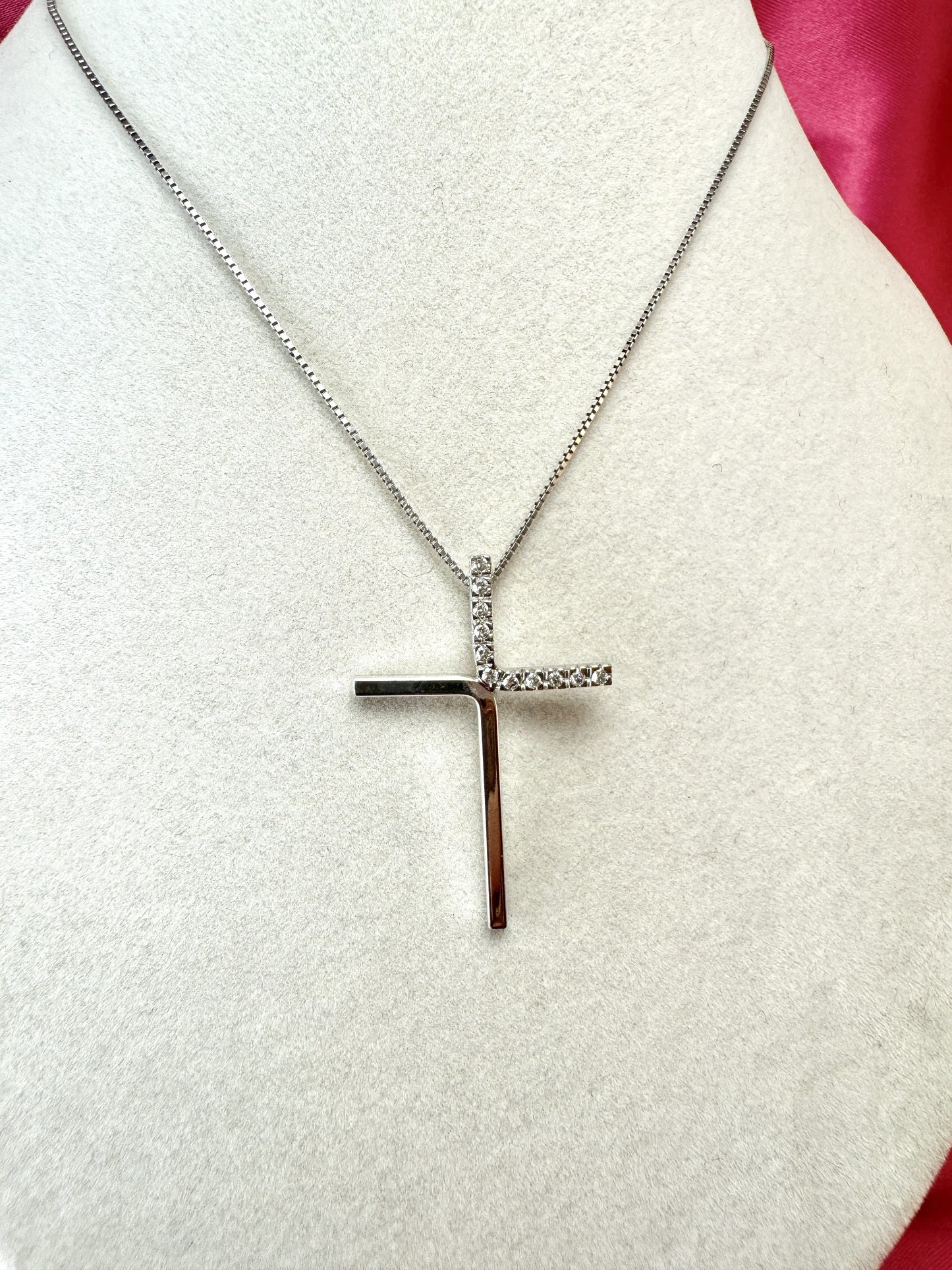 Collana con croce sottile e parte di zirconi