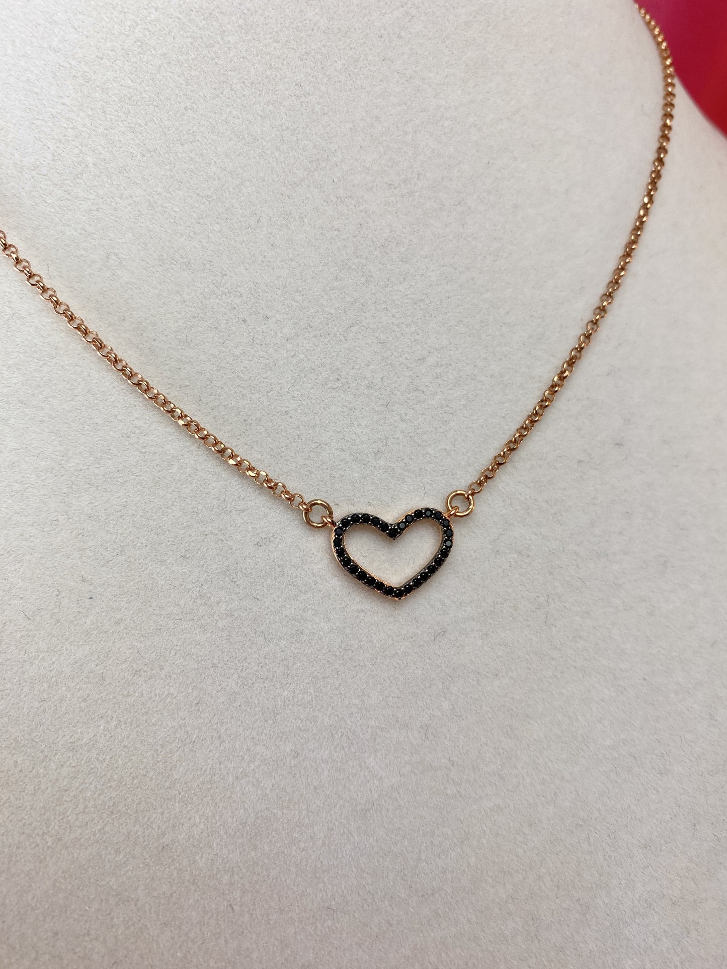 Collana rosata con cuore di zirconi neri