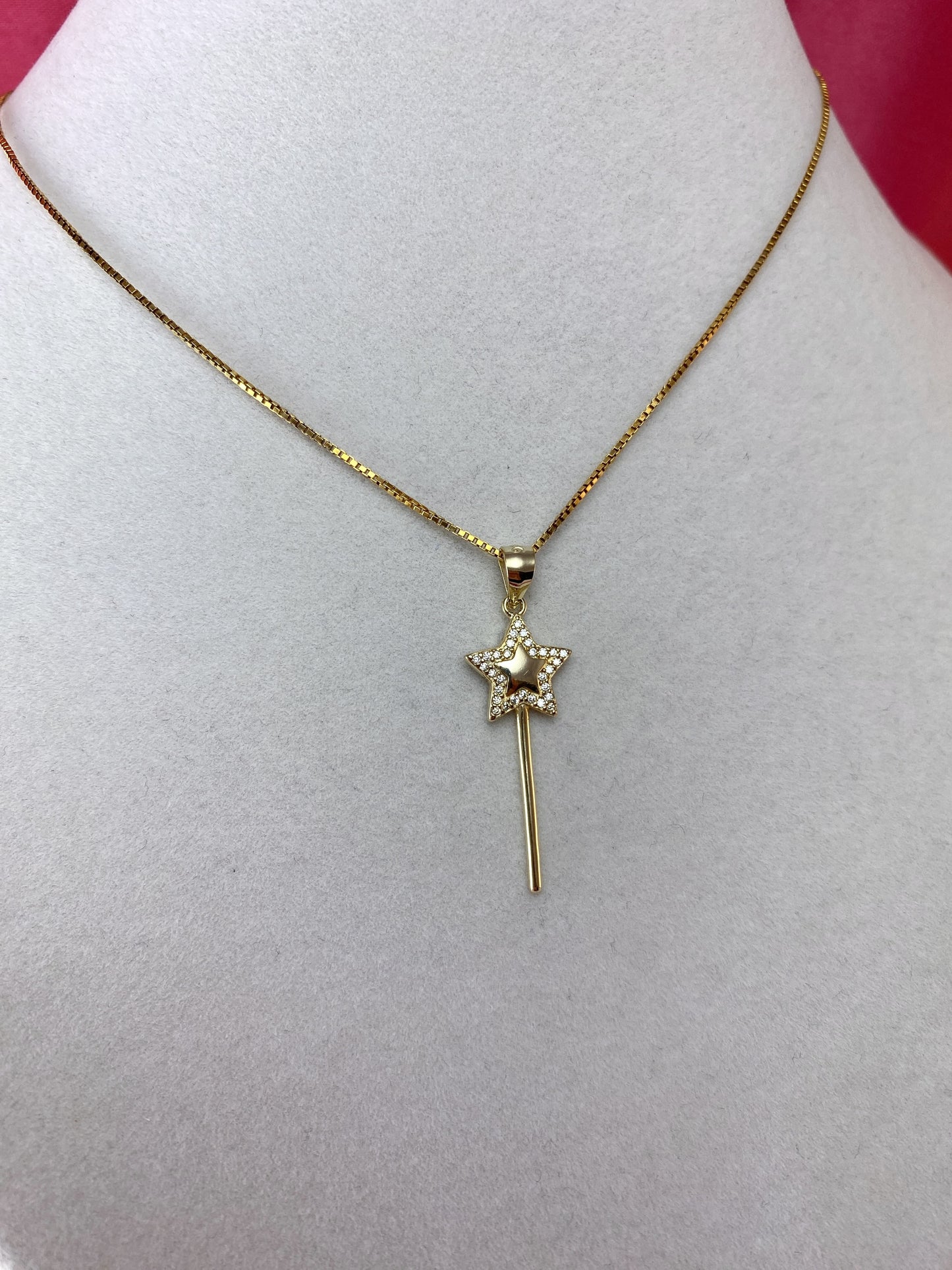 Collana con bacchetta magica dorata