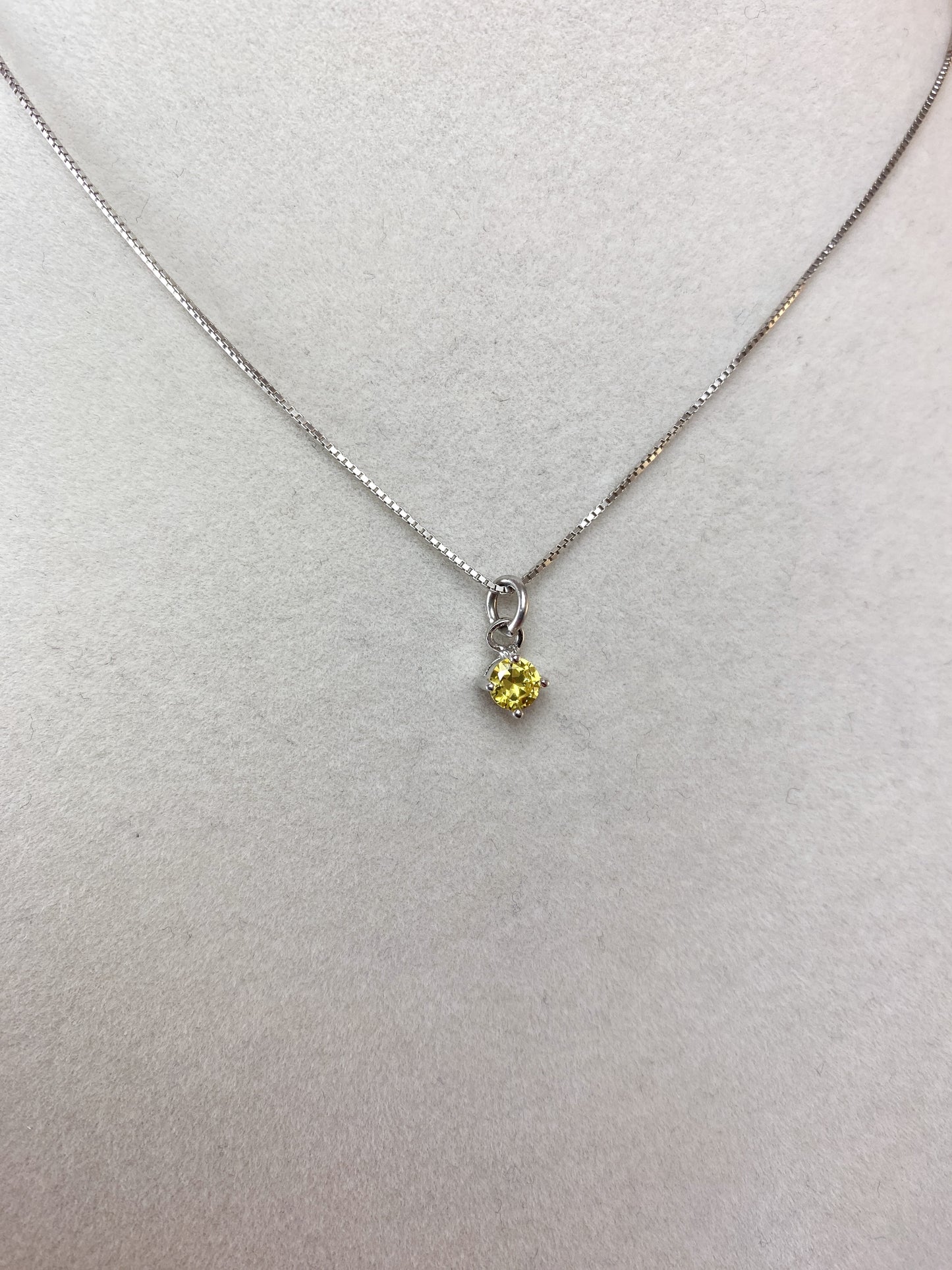 Collana con micro punto luce giallo