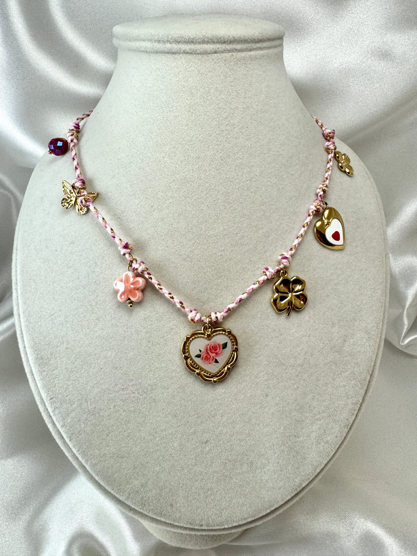 Collana con cordino e ciondoli floreali