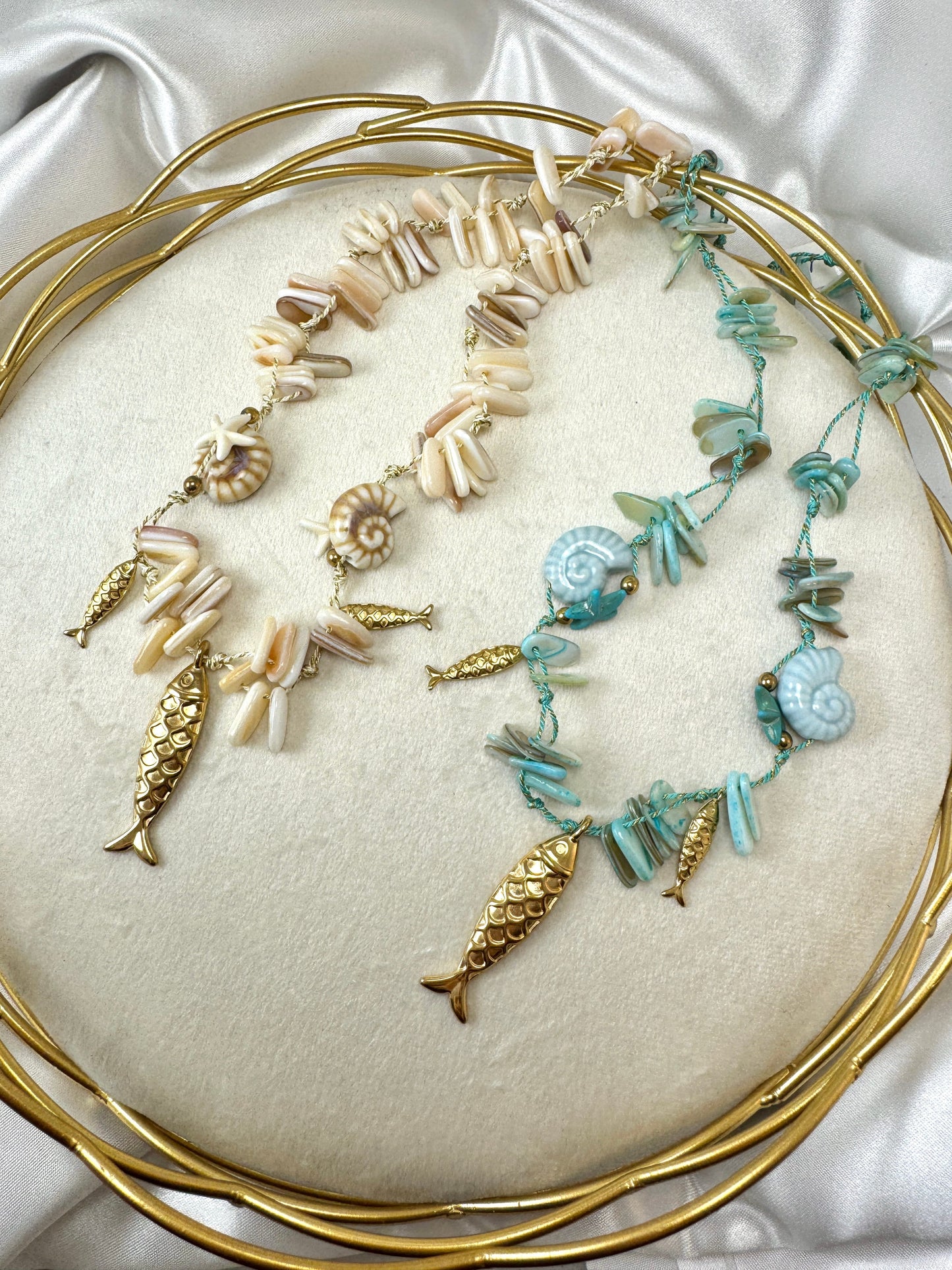 Collana con chips di madreperla e pesci