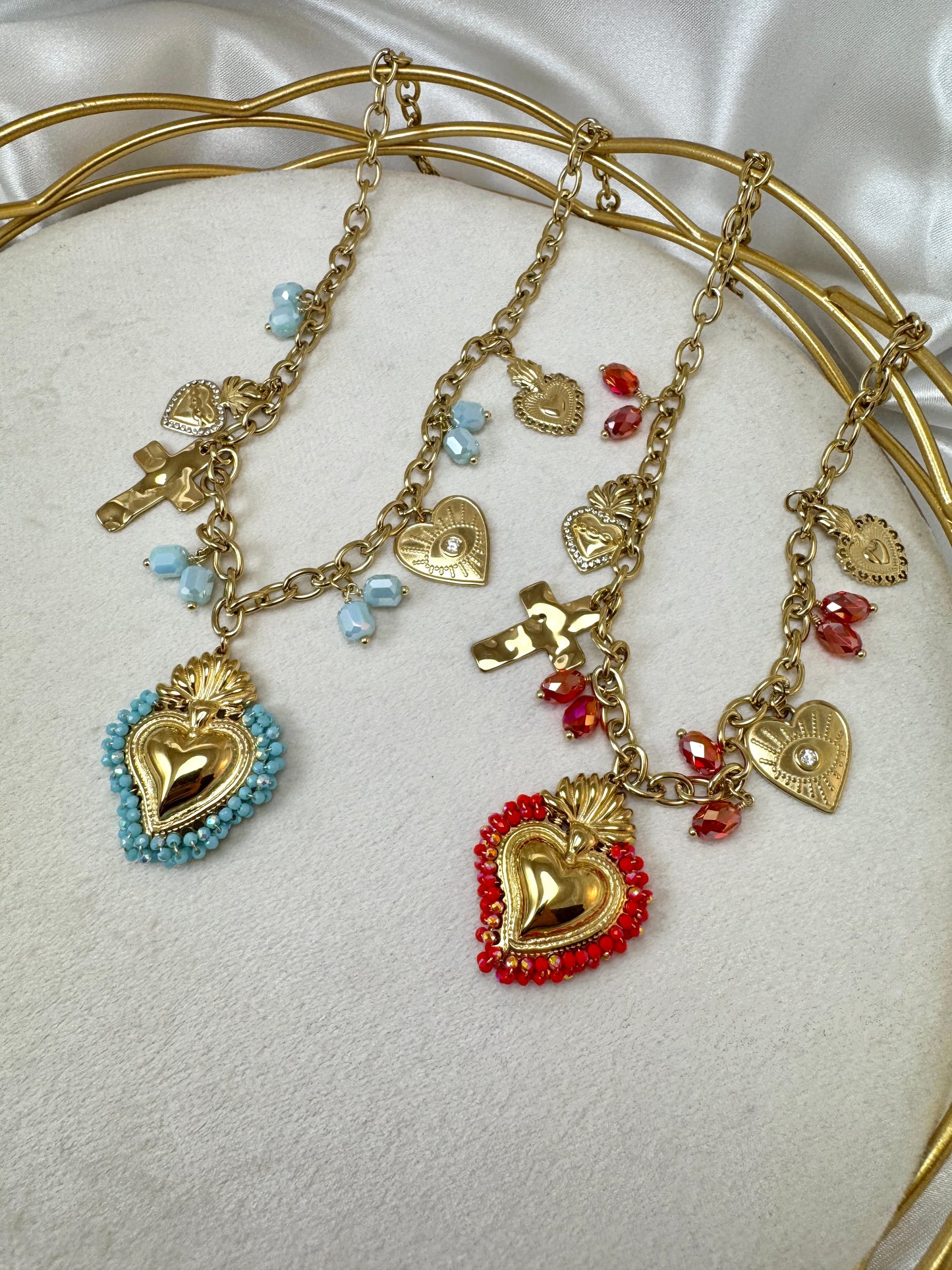 Collana con cuore sacro colorato e ciondoli
