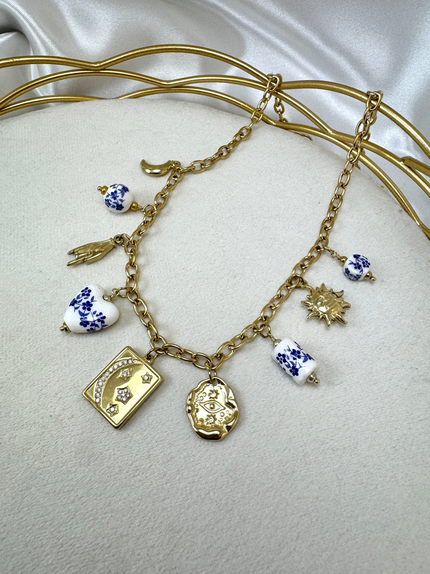 Collana con ciondoli fiori blu disegnati