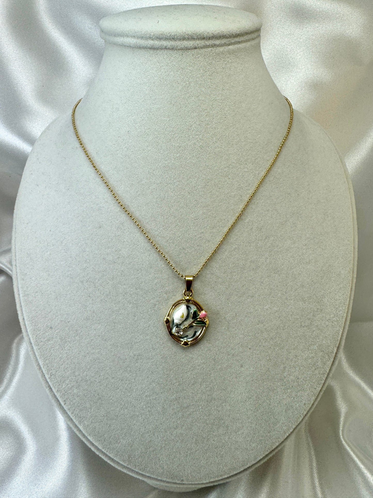 Collana con rosa, conchiglia e punto luce