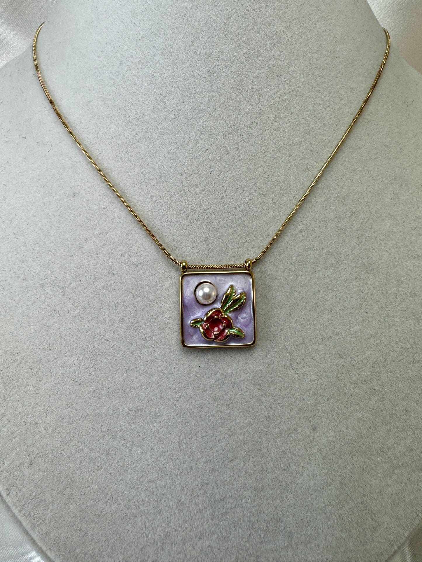Collana con rosa e perlina