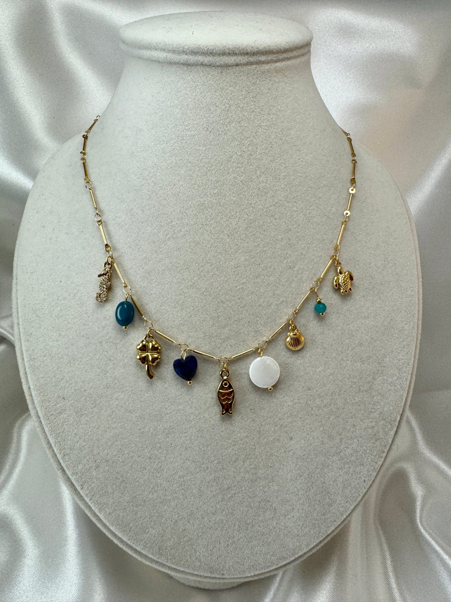 Collana con ciondoli marini e pendenti blu