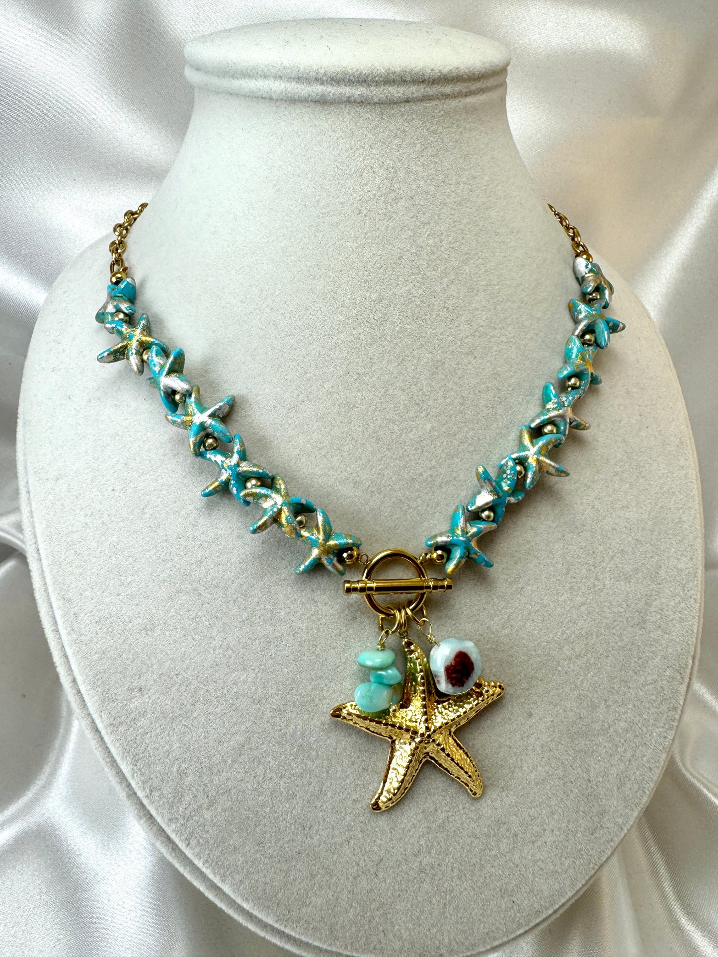 Collana con stelle marine azzurre e pendente