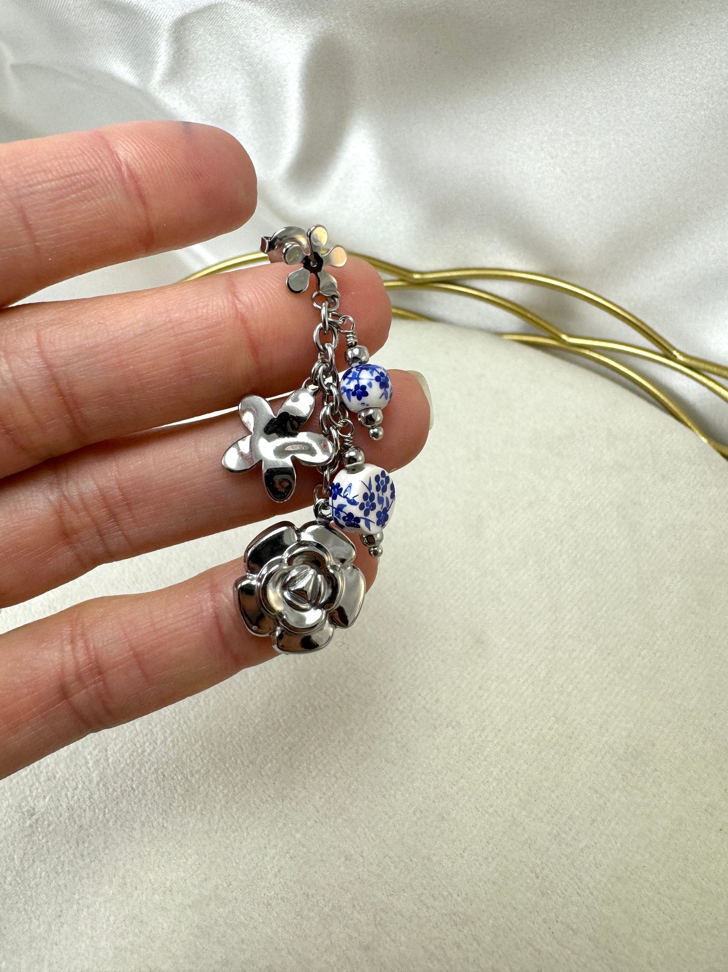 Orecchini con fiori e tondi bianchi con fiori blu