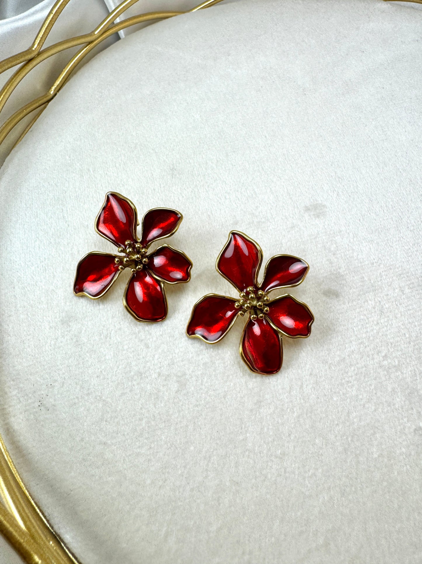 Orecchini con fiore smaltato