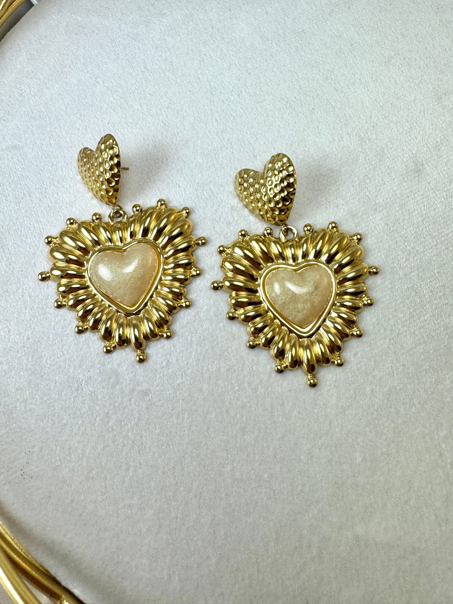 Orecchini con cuore sacro e resina beige