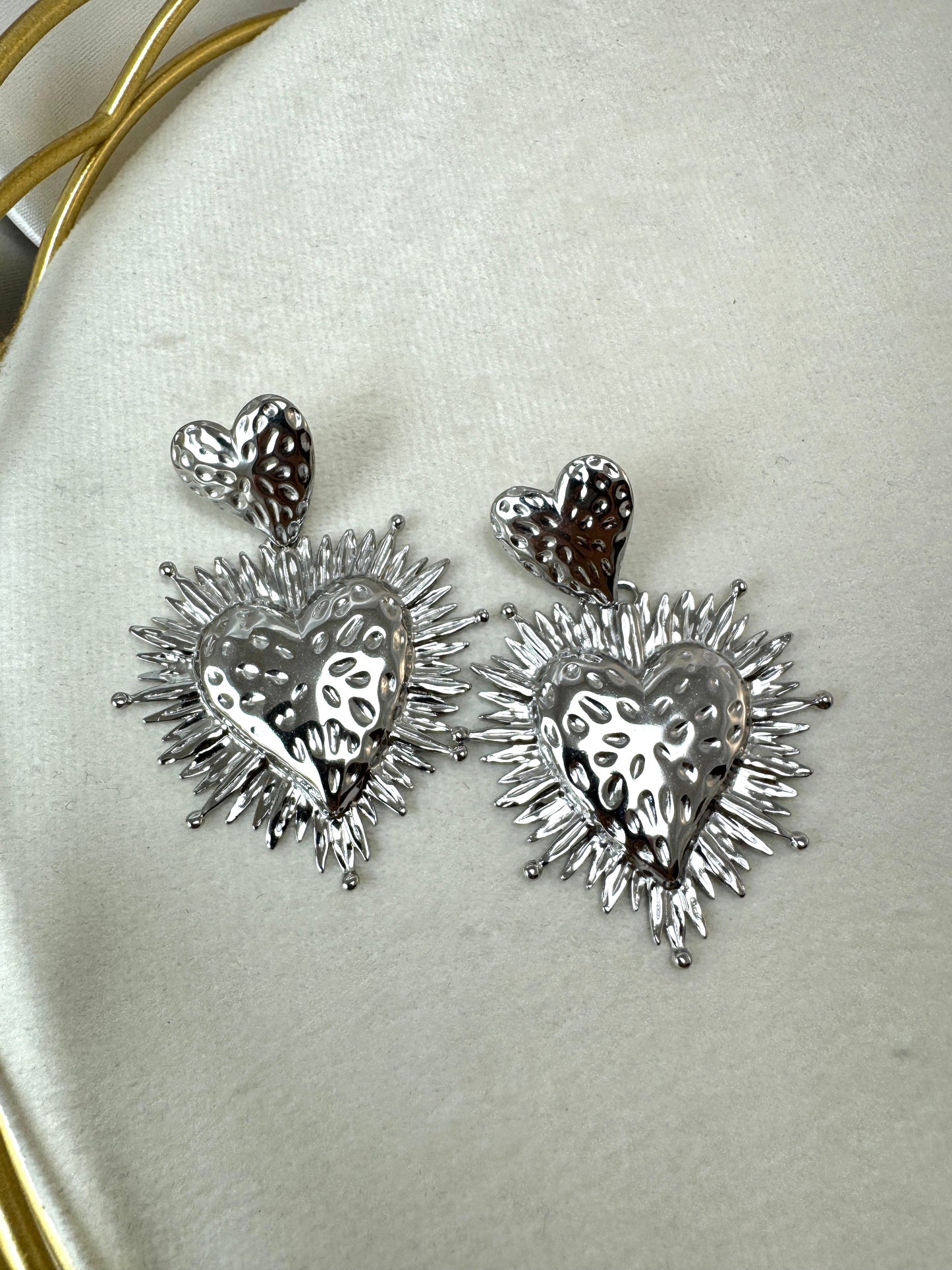 Orecchini con cuore sacro e petali
