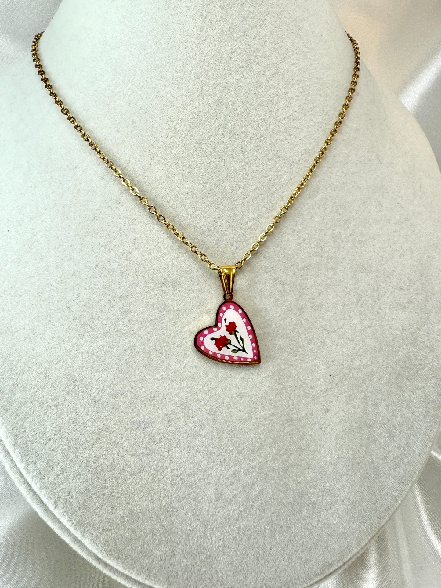 Collana cabochon con cuore obliquo e rose