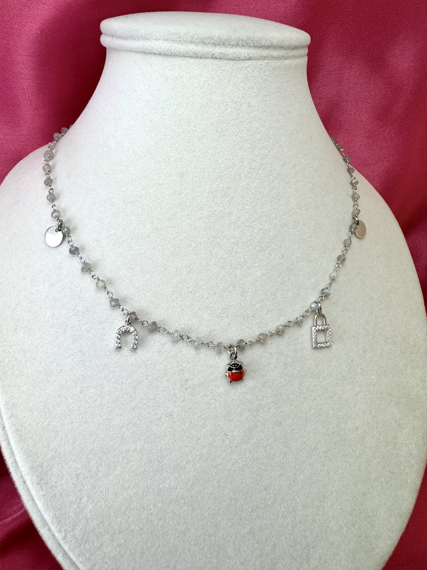 Collana con cristalli bianchi e ciondoli