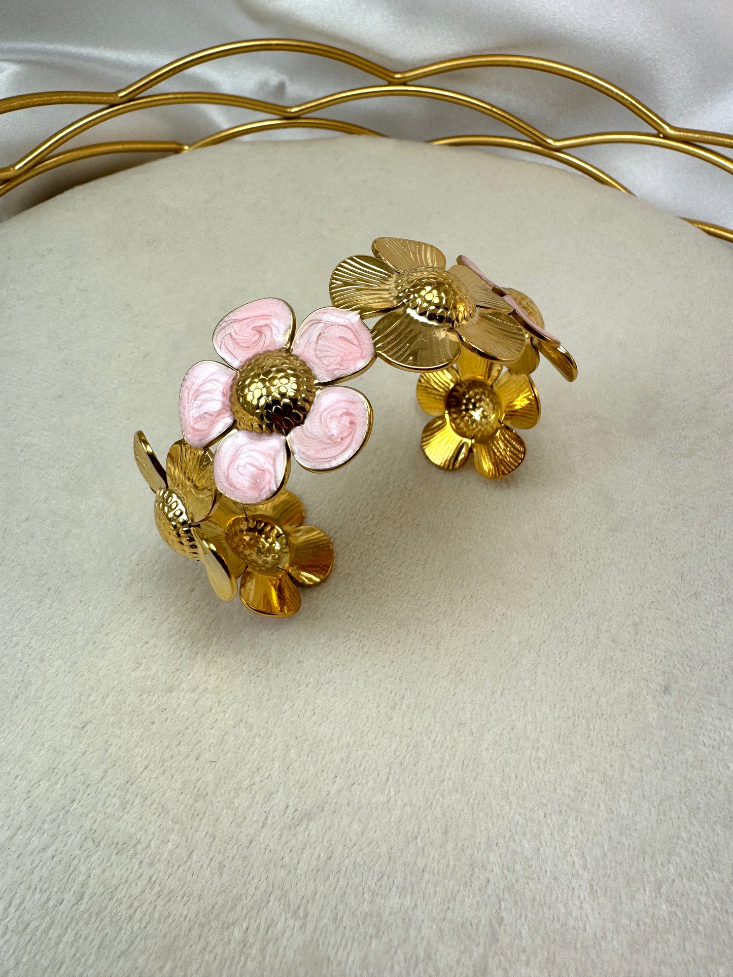 Bracciale rigido con fiori smaltati