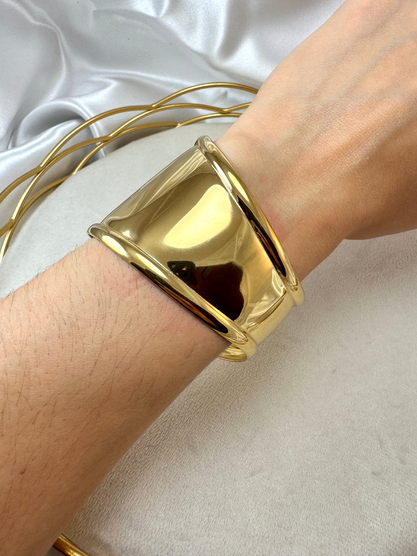Bracciale rigido asimmetrico
