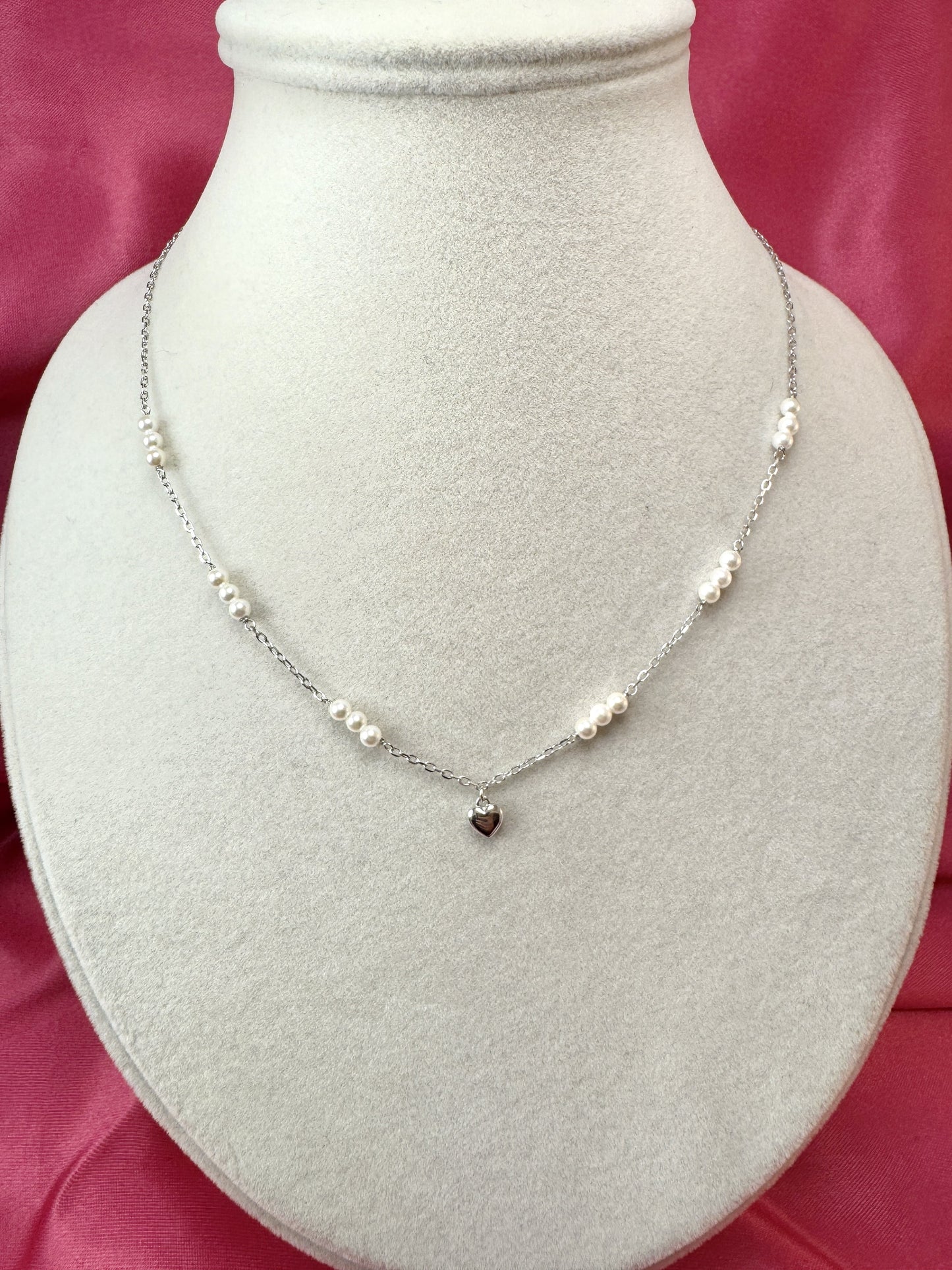 Collana con gruppi di perle e cuore pendente