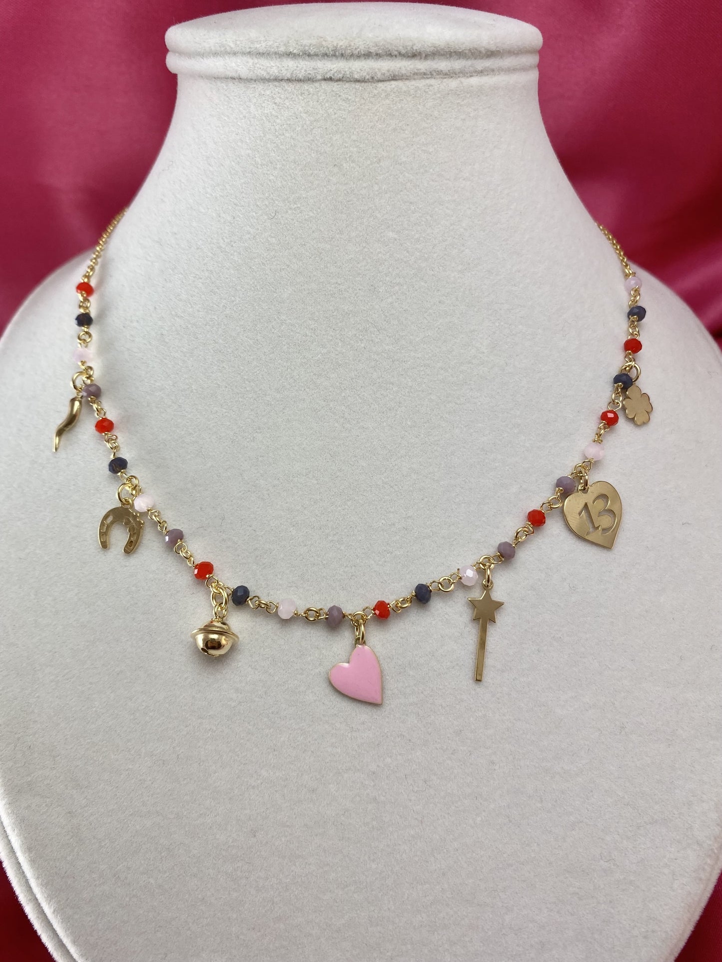 Collana con cristallini multicolor e ciondoli