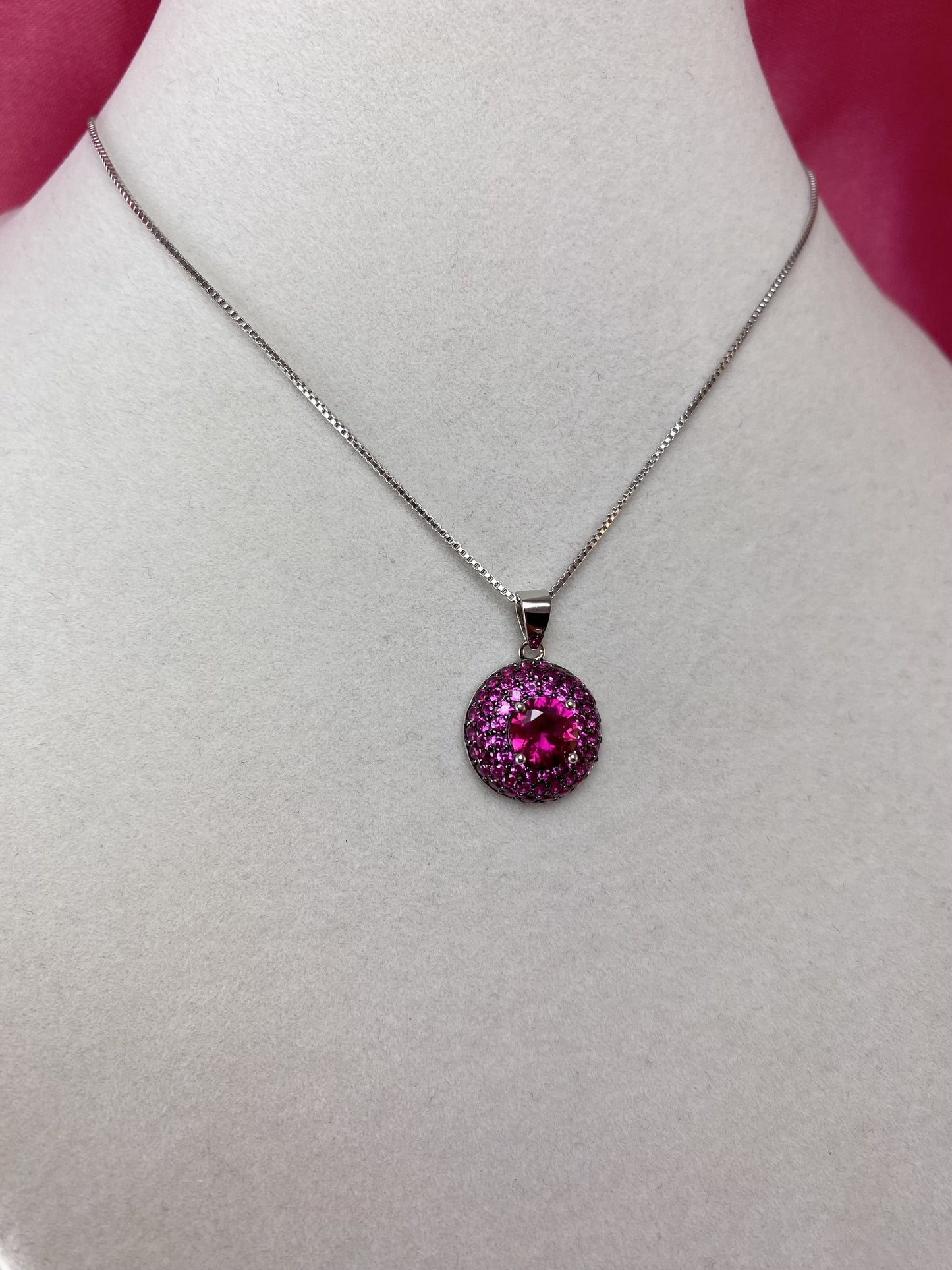 Collana con tondo fucsia