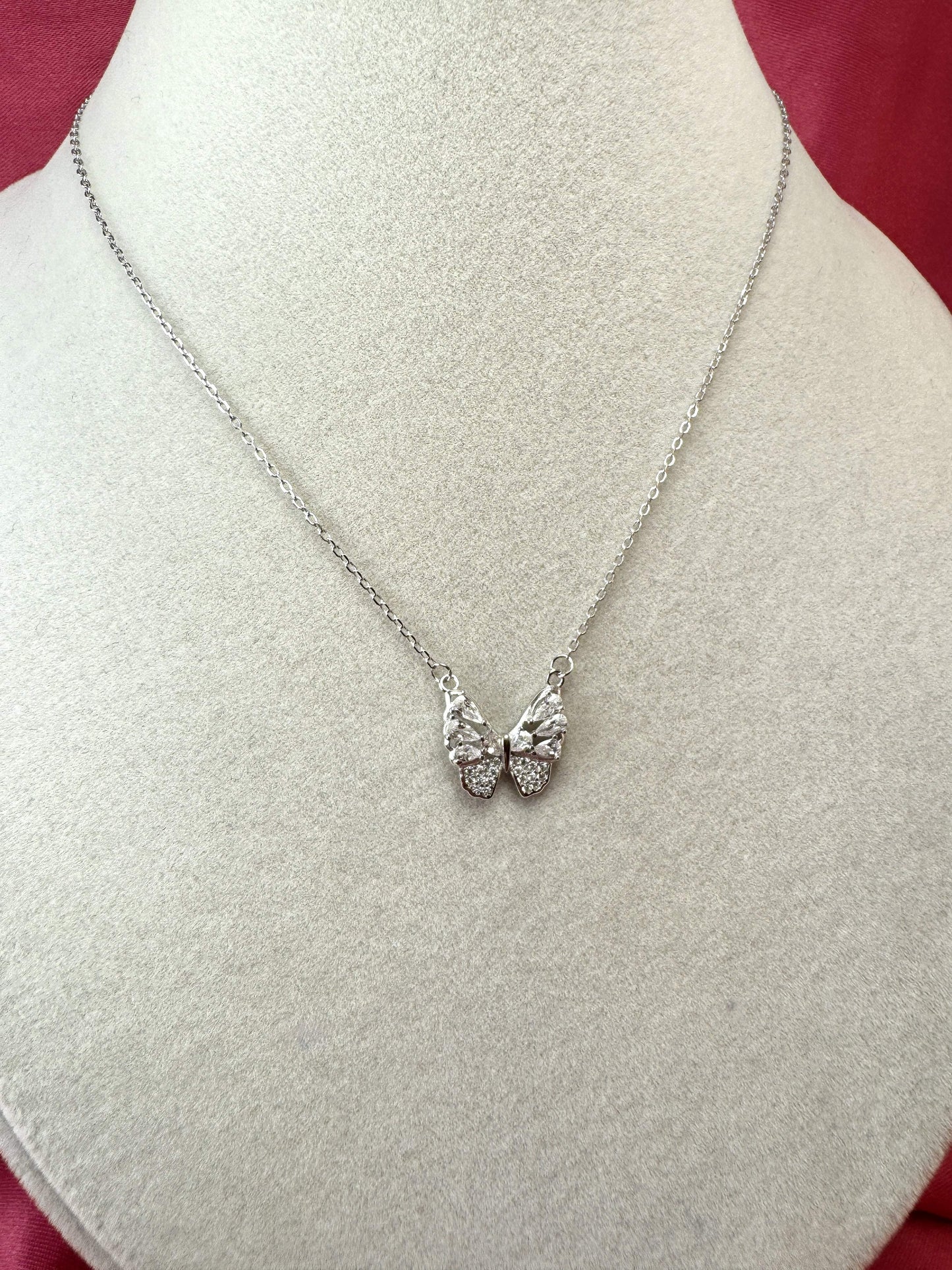 Collana con farfalla e zirconi a goccia