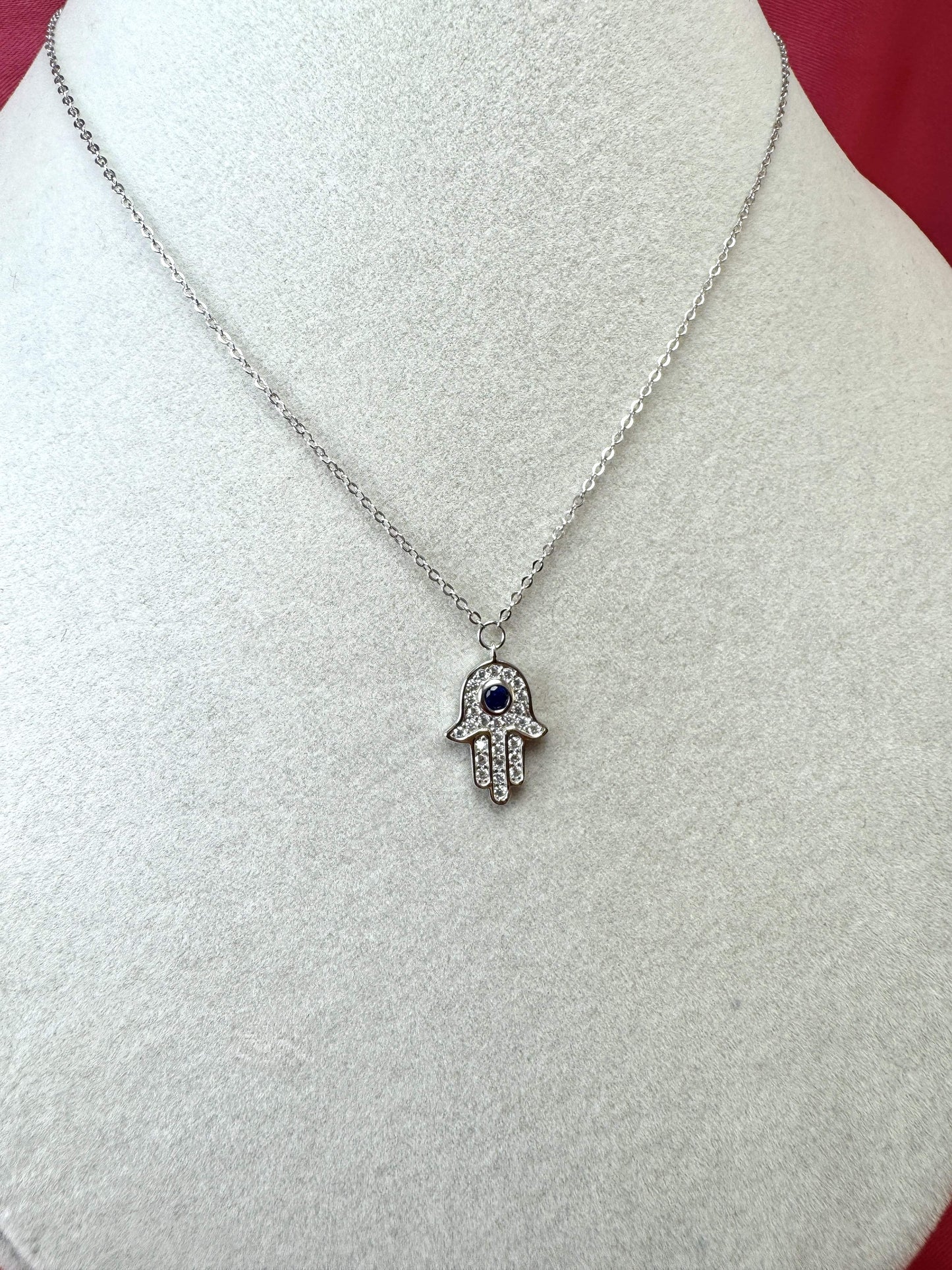 Collana con mano di Fatima e zircone blu centrale