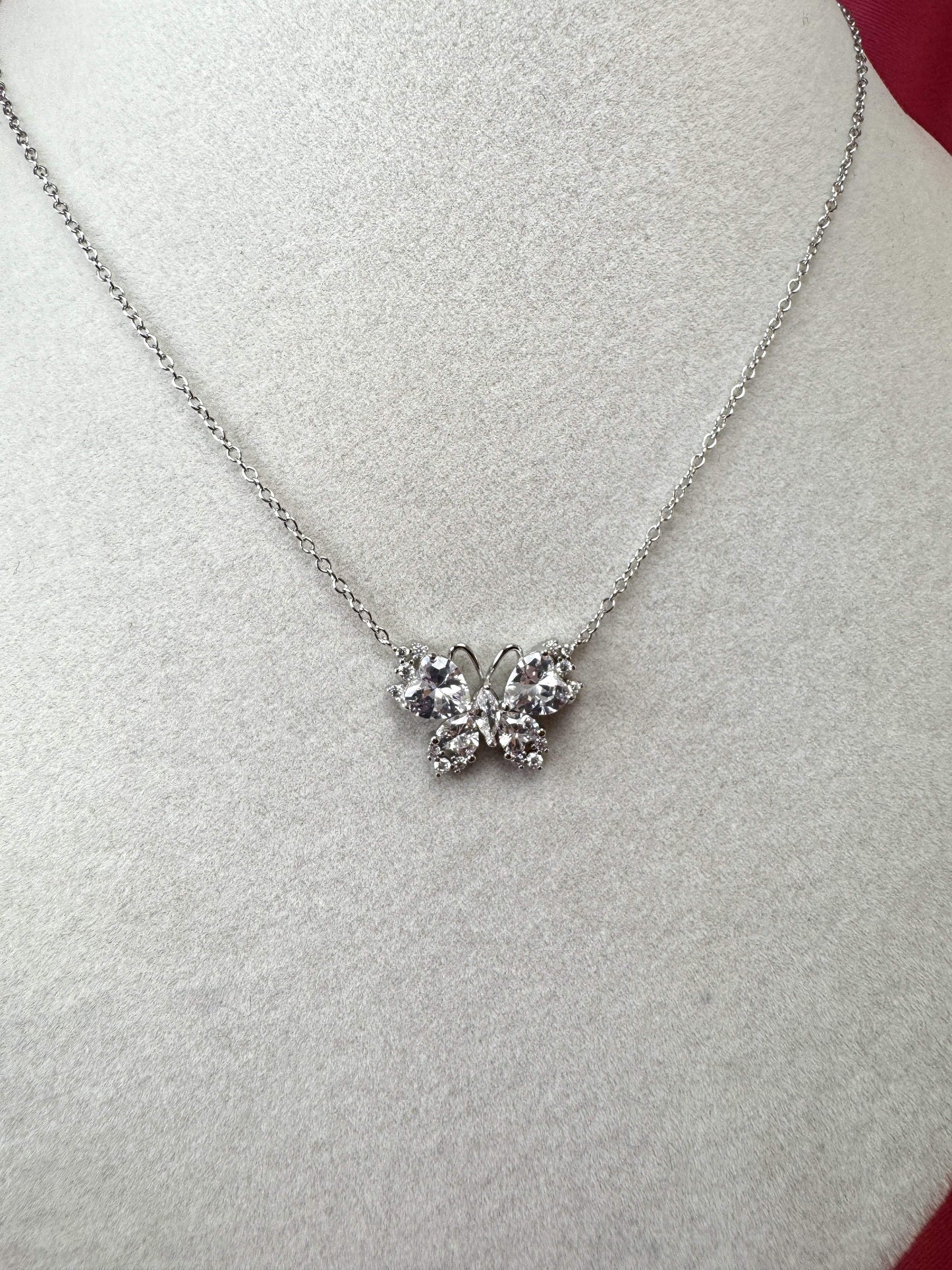 Collana con farfalla e zirconi a cuore