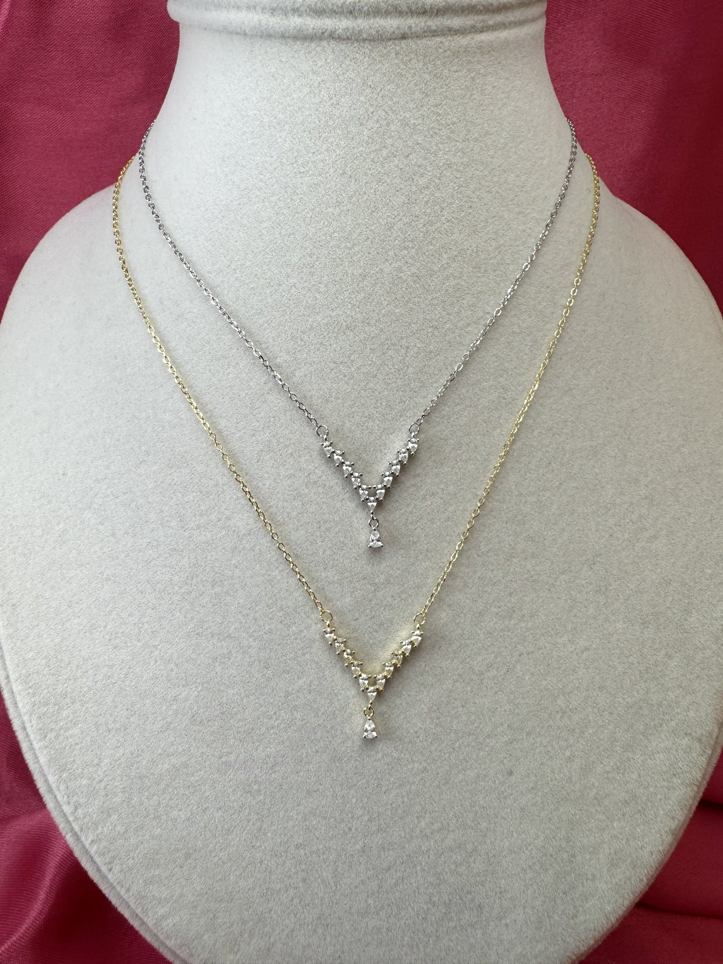 Collana con V di zirconi e goccia