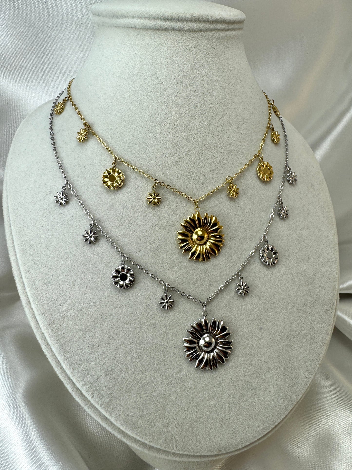 Collana con ciondoli a fiore degradè