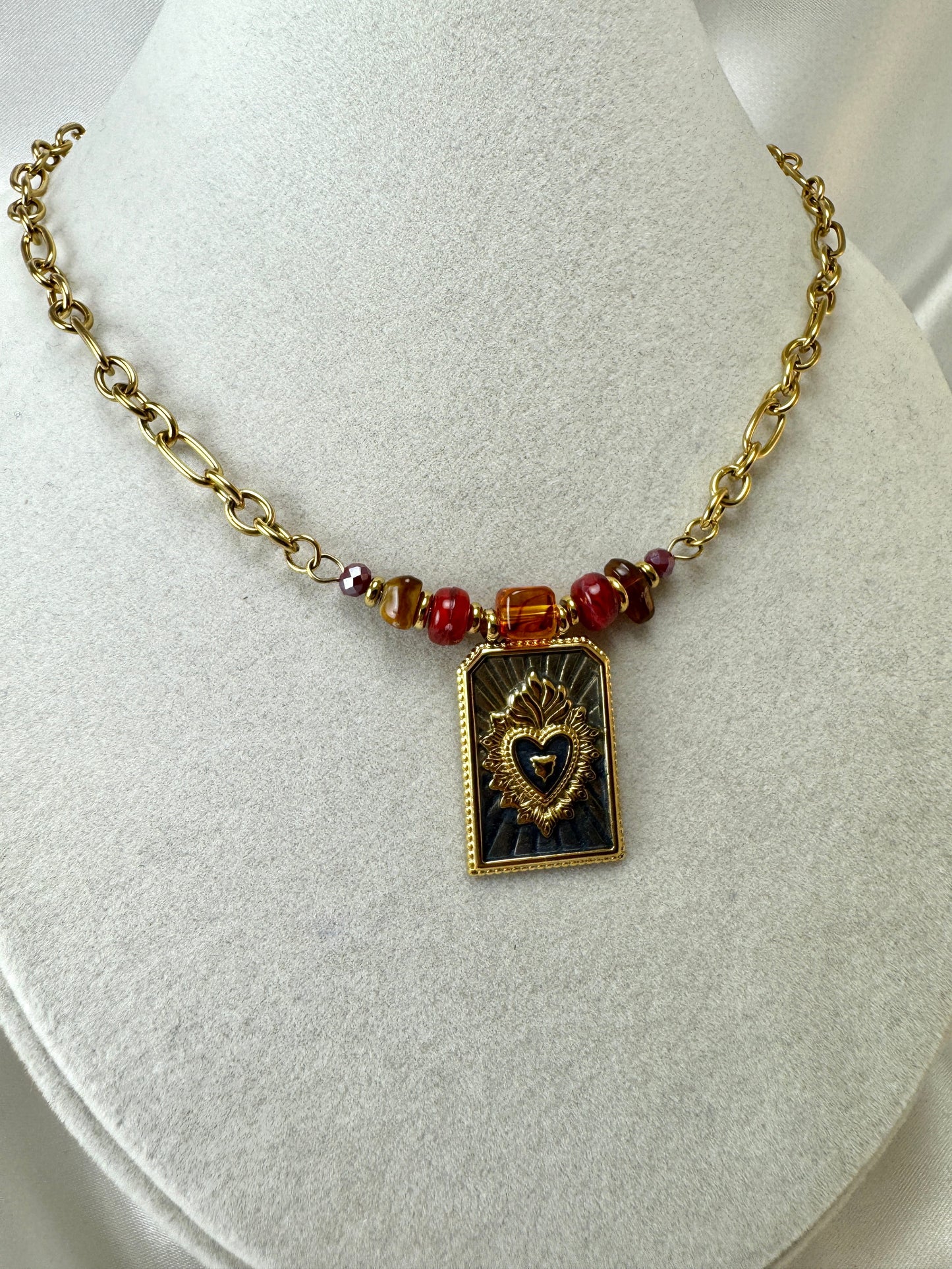Collana con cristalli colorati e ciondolo rettangolare