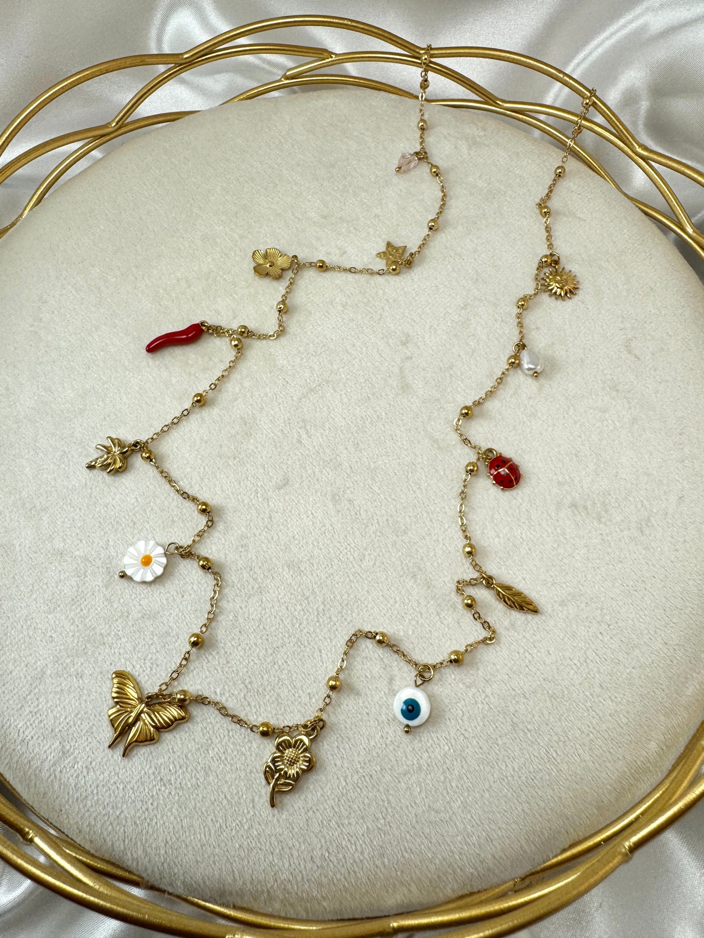 Collana lunga con ciondolini
