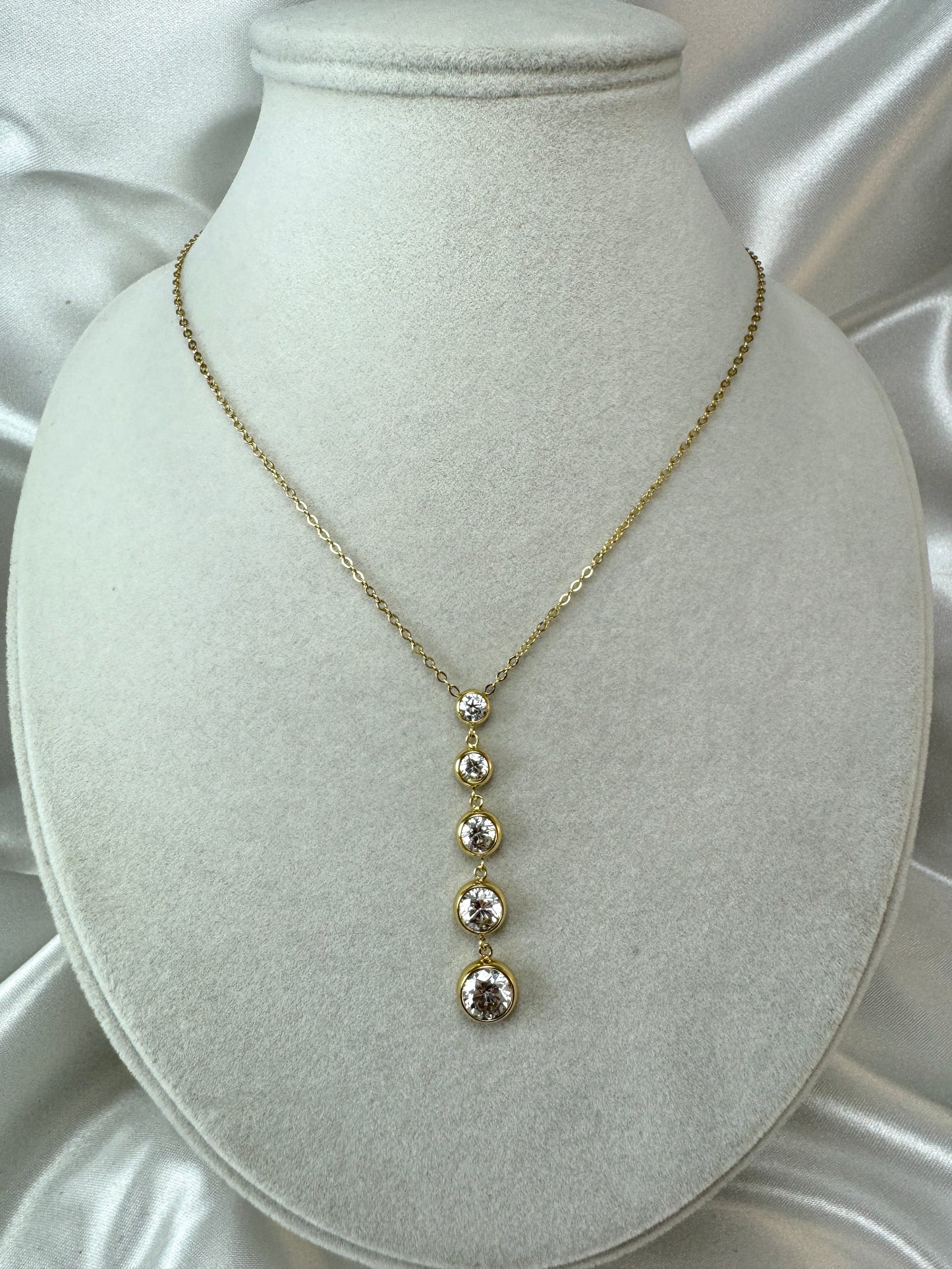 Collana con pendente di brillantini tondi