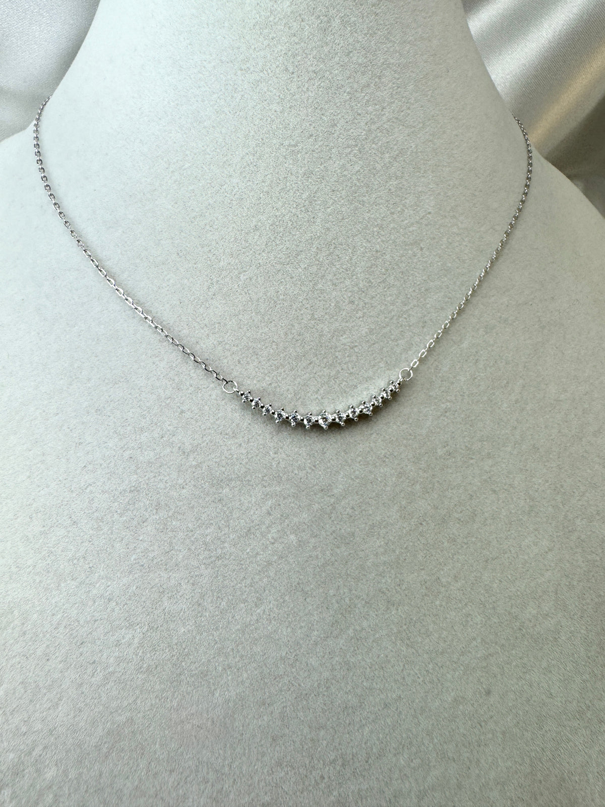 Collana con barretta sottile di zirconi