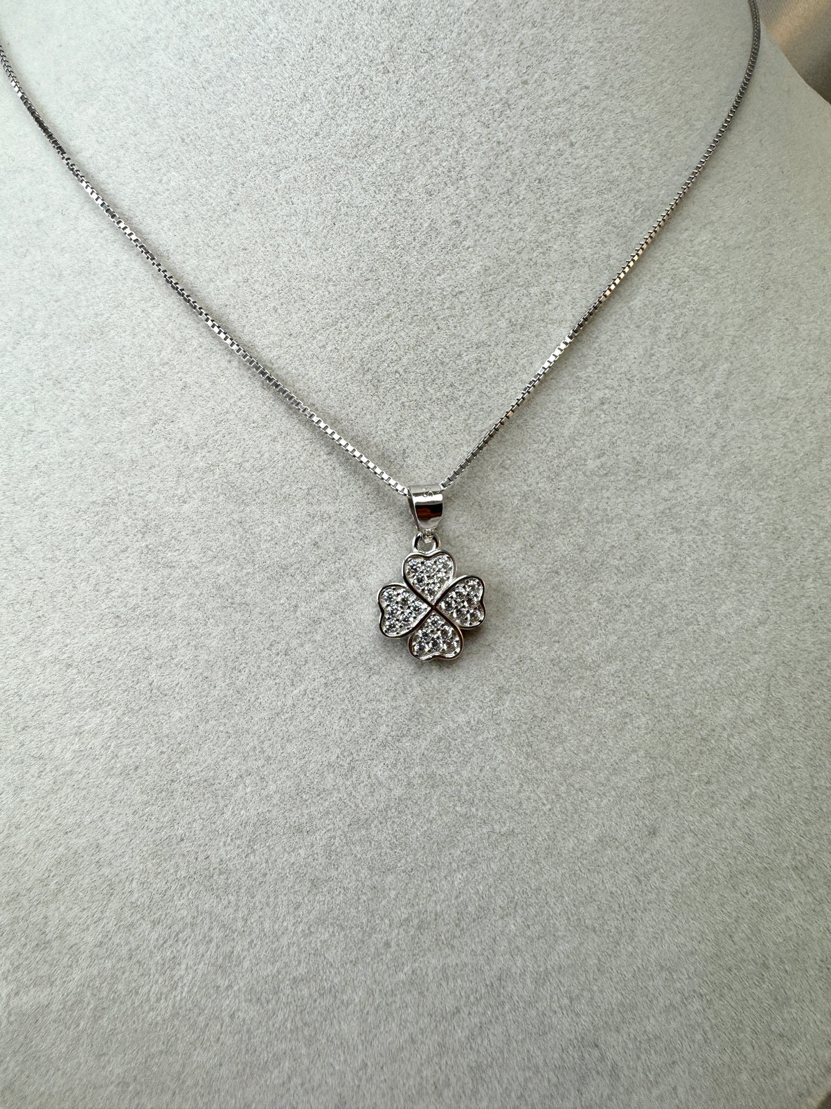 Collana con quadrifoglio di zirconi