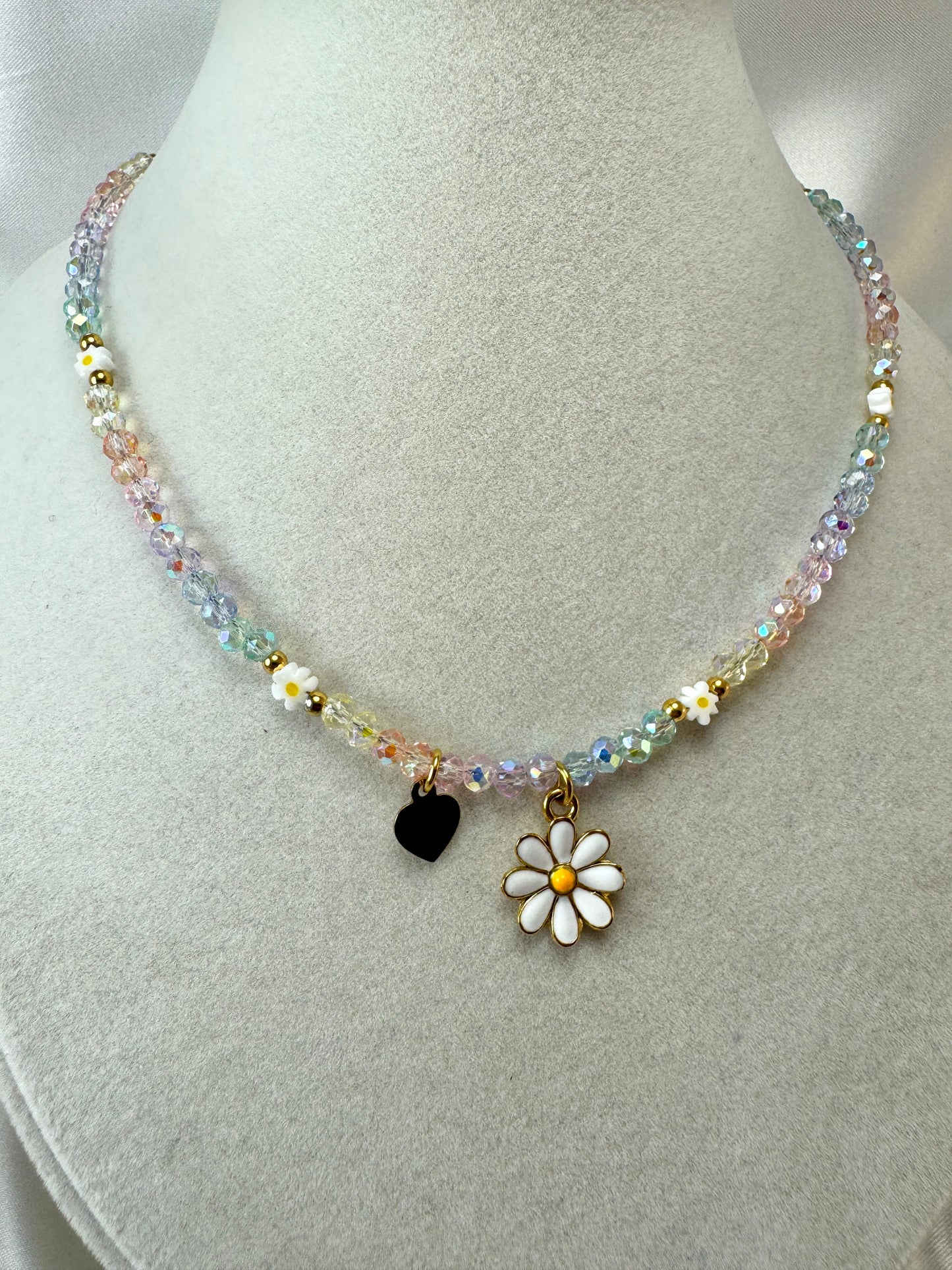 Collana con cristallini multicolor e margherita