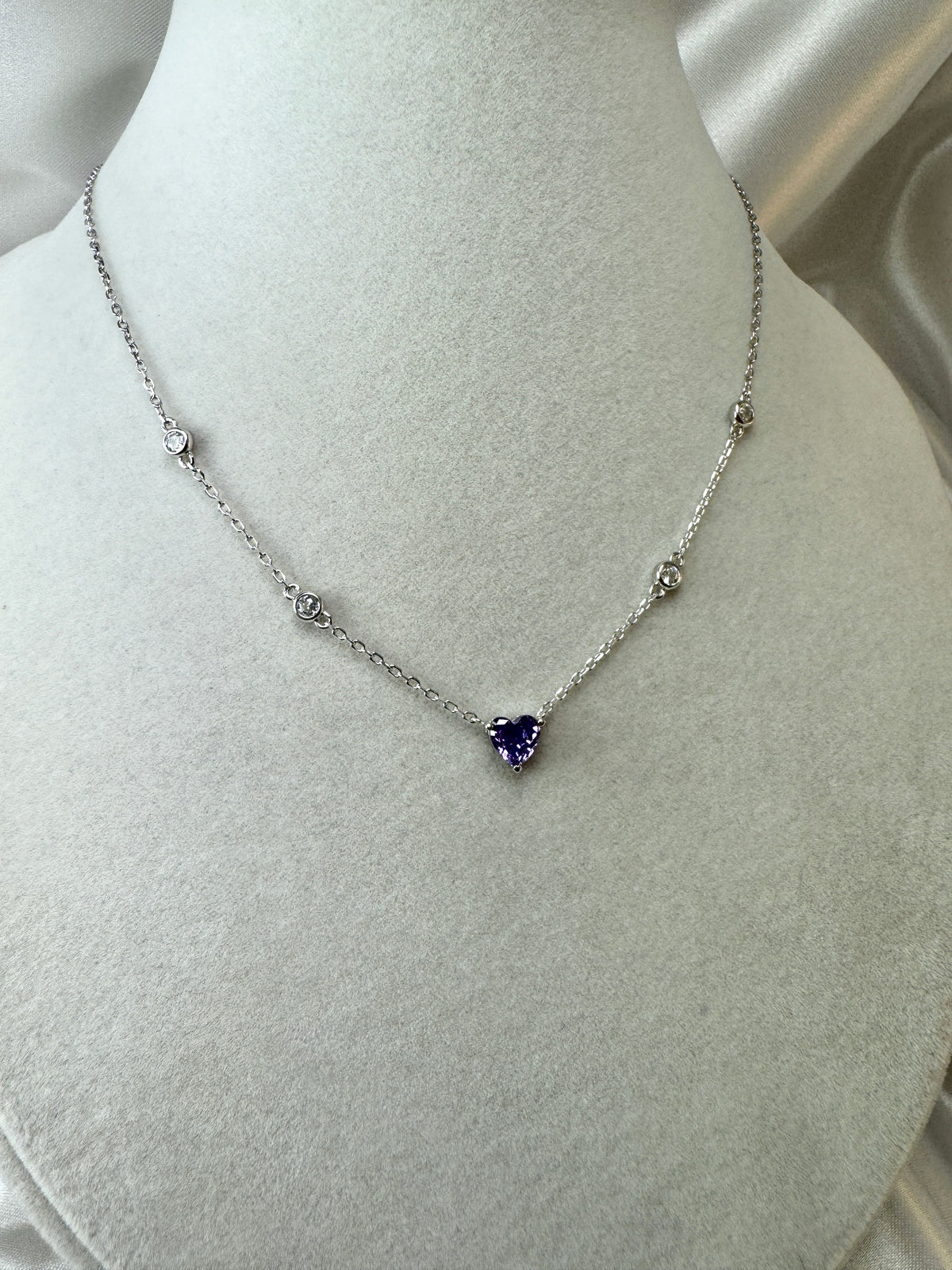 Collana con cuore viola e punti luce
