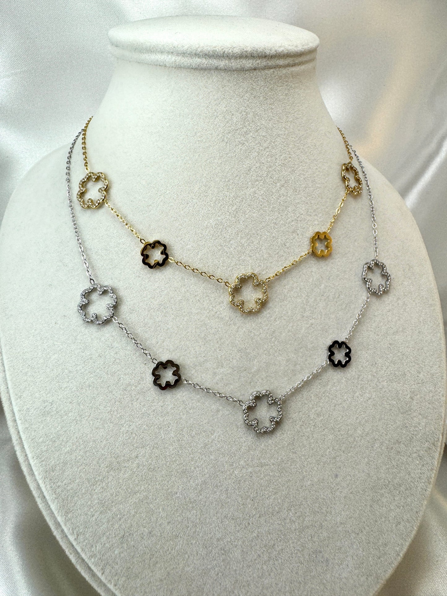 Collana con quadrifogli stilizzati