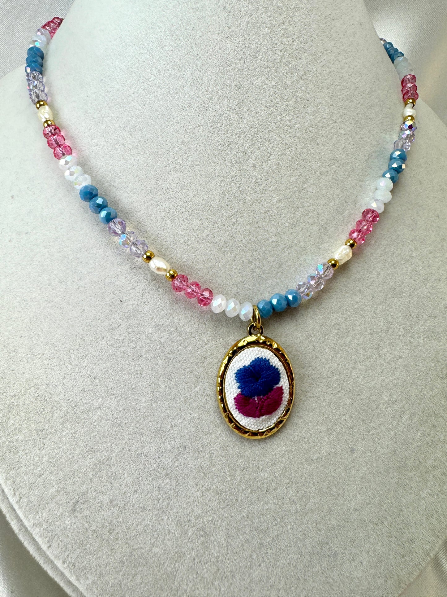 Collana con cristalli colorati e cabochon con fiore ricamato