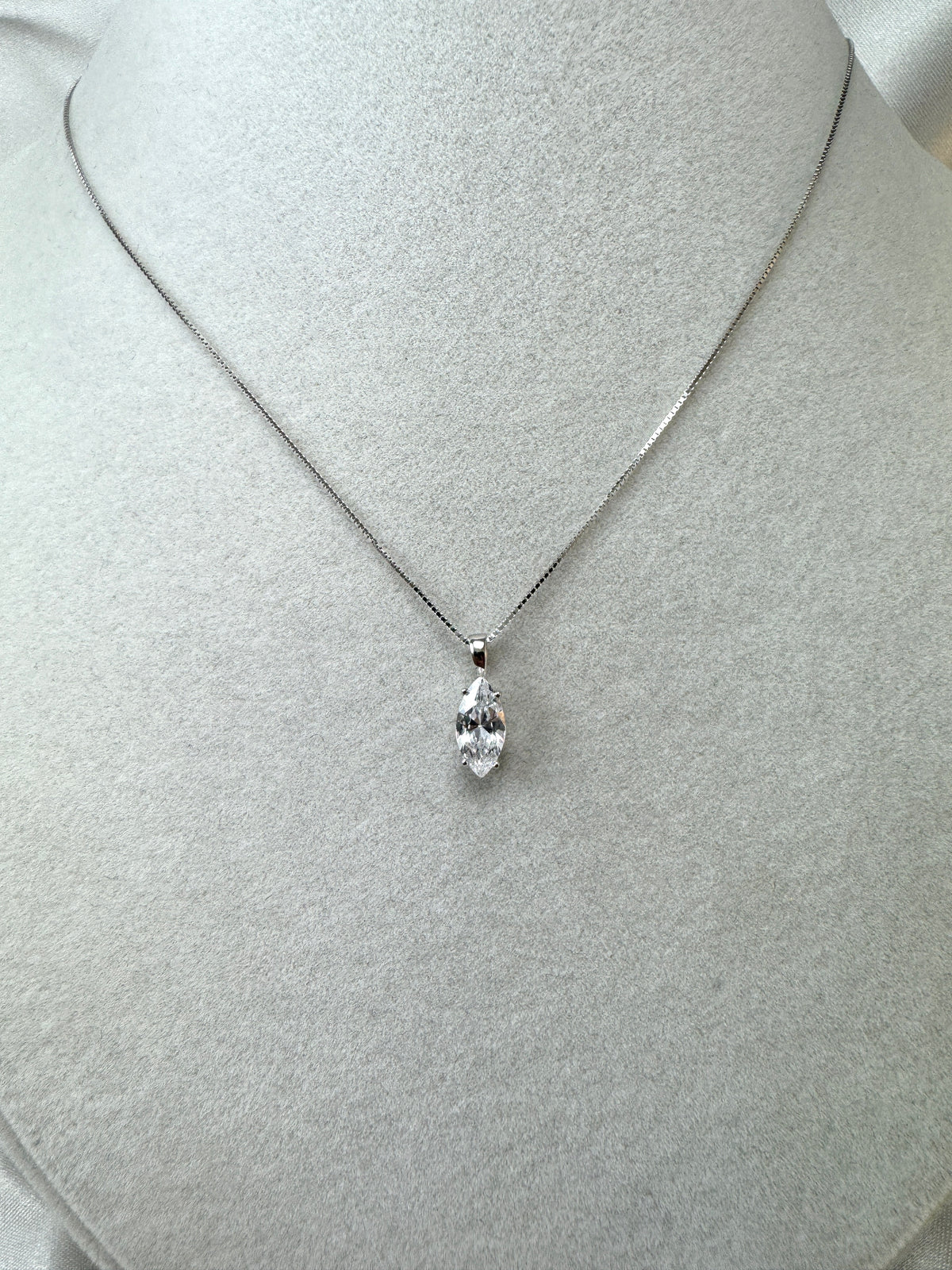Collana punto luce con taglio marquise