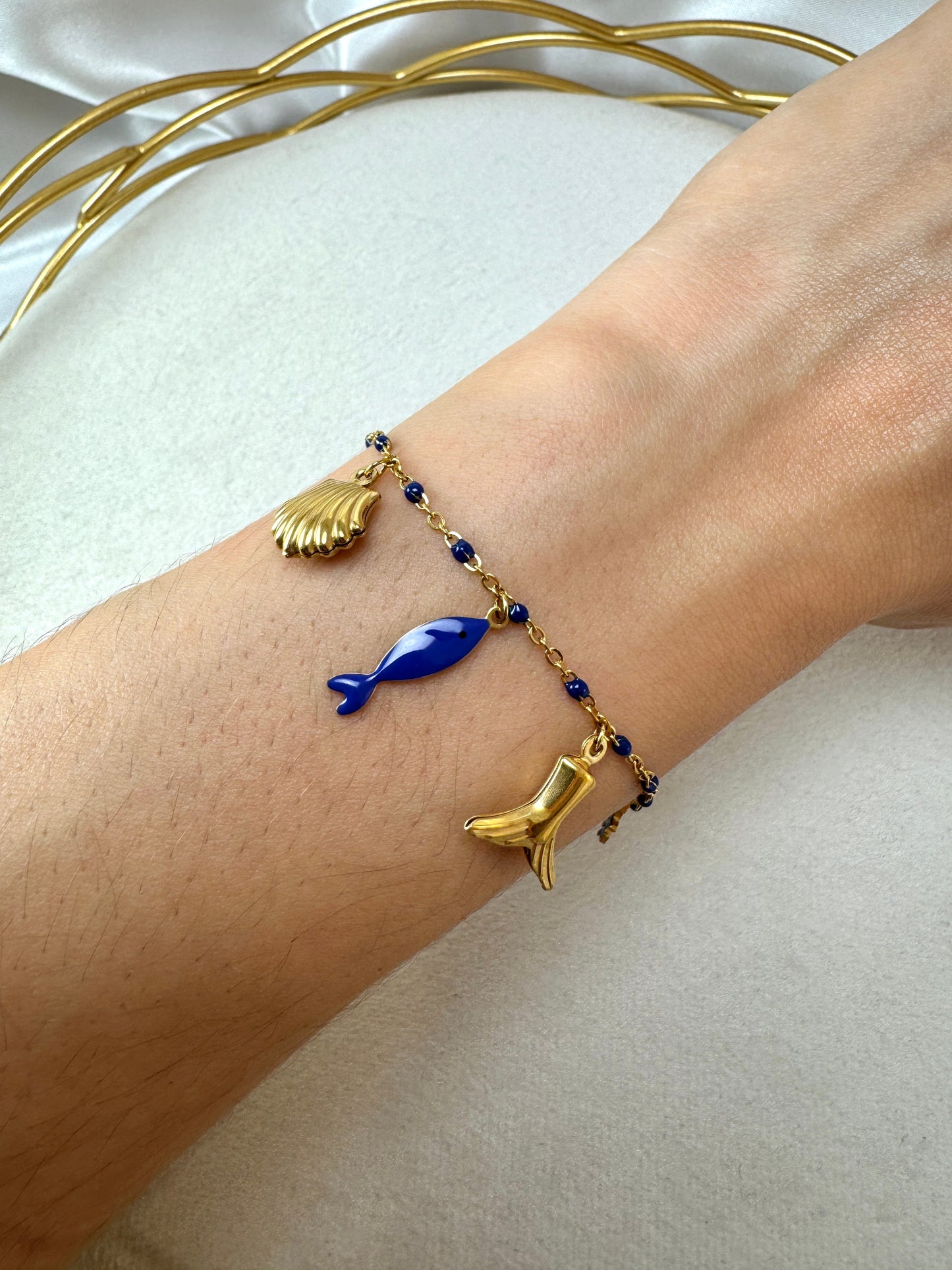 Bracciale con smalto blu e ciondoli