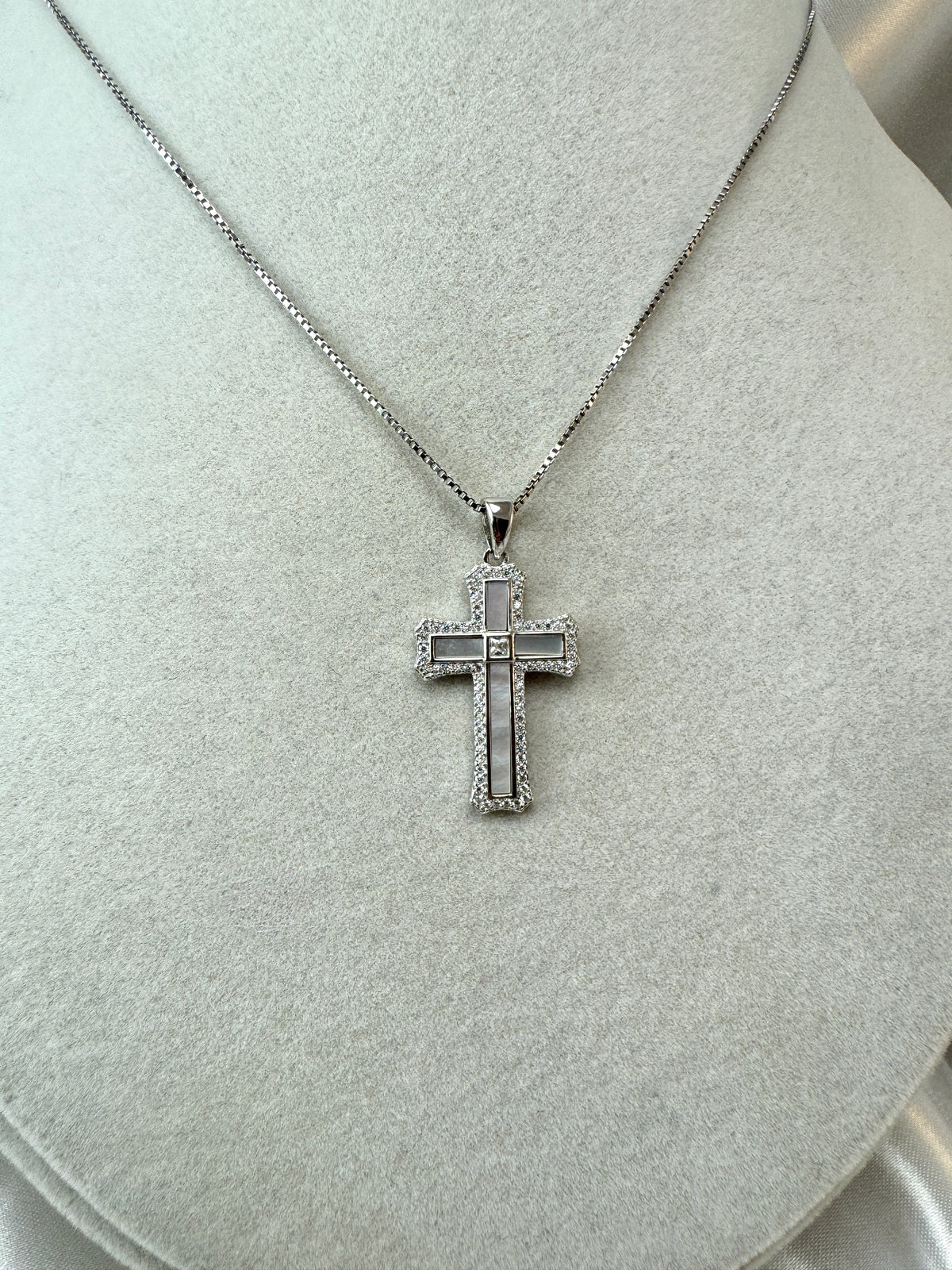 Collana con croce di madreperla e zirconi