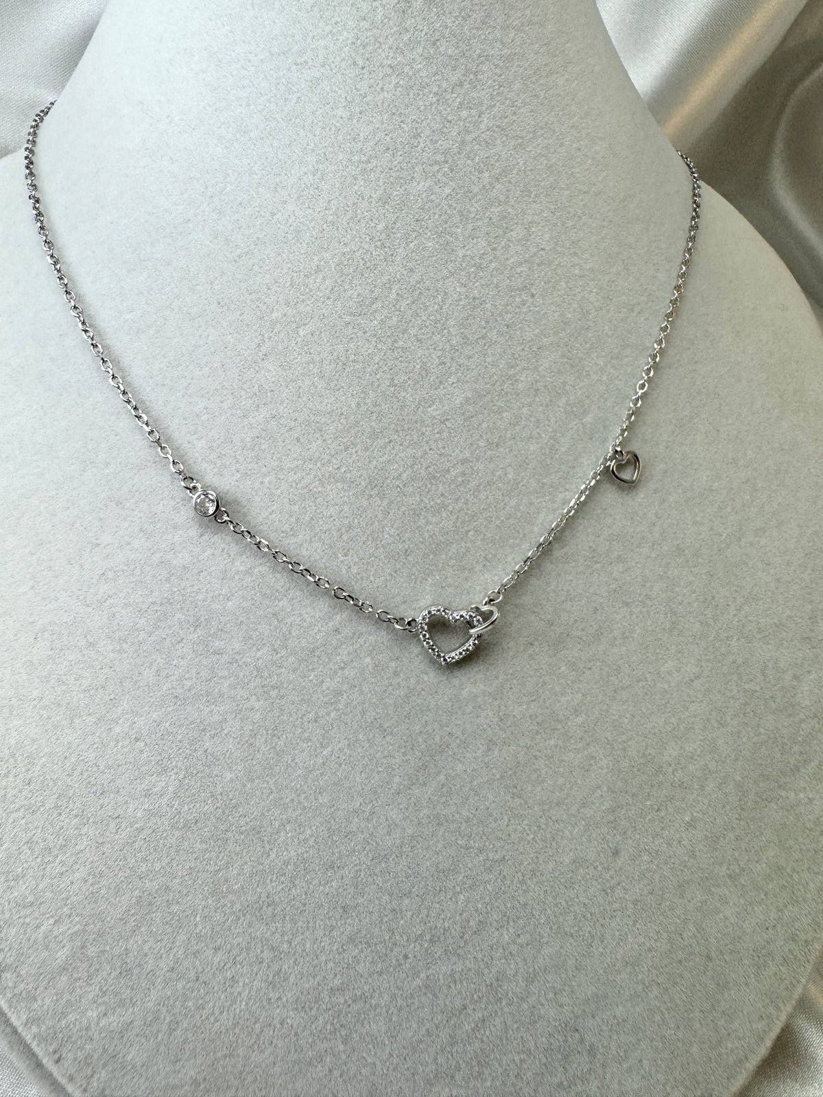 Collana con cuore di zirconi, punto luce e cuoricino pendente