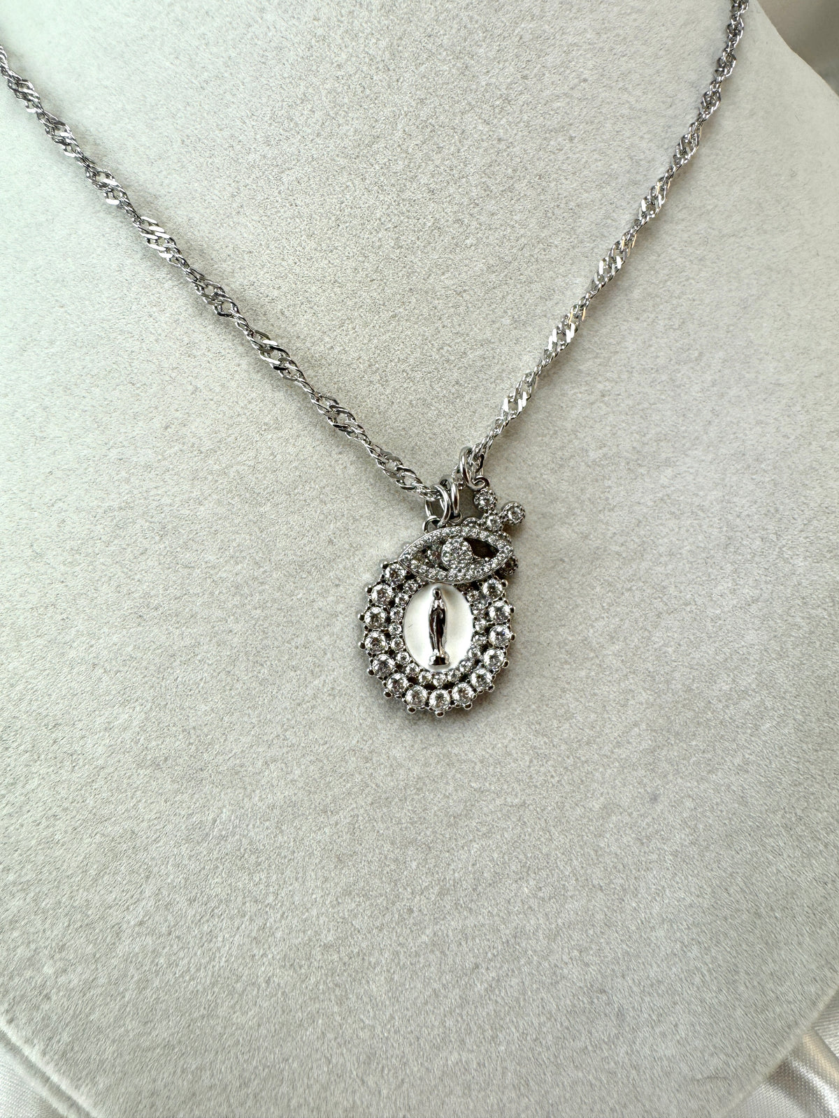 Collana con medaglia, occhio e croce