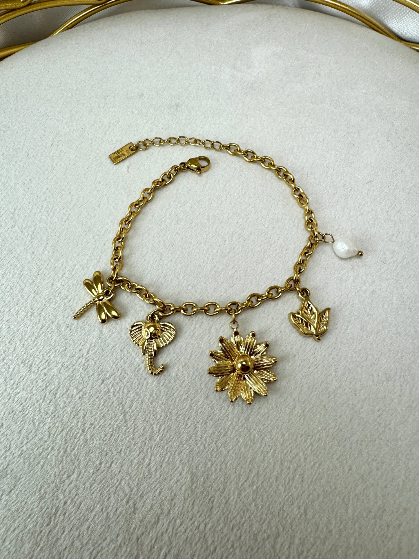Bracciale con fiore, libellula, elefante e ciondoli