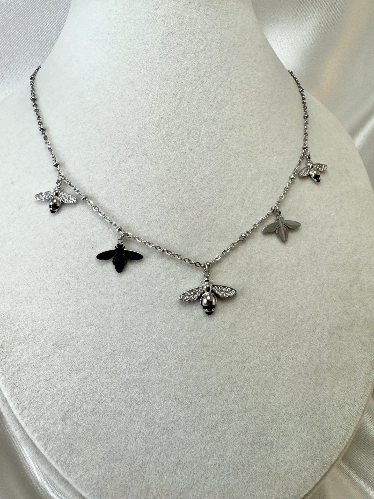 Collana con api