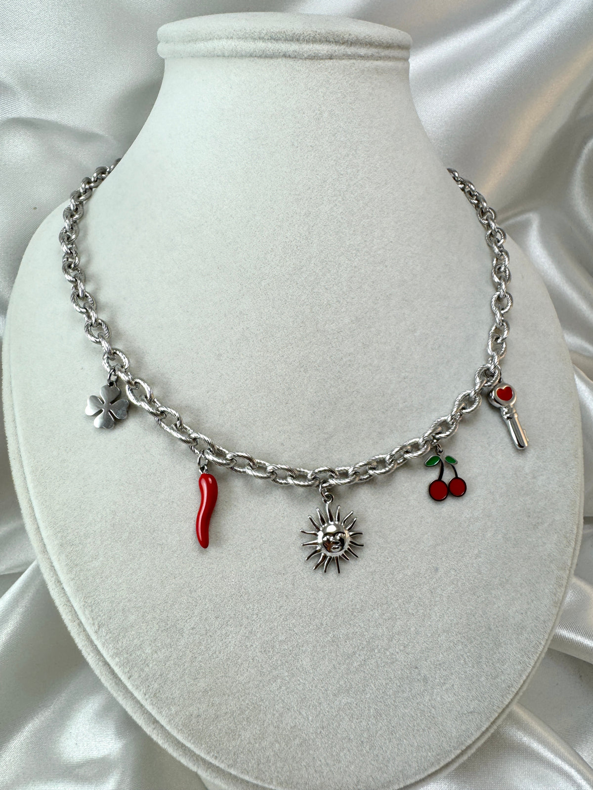 Collana con catena lavorata e ciondoli