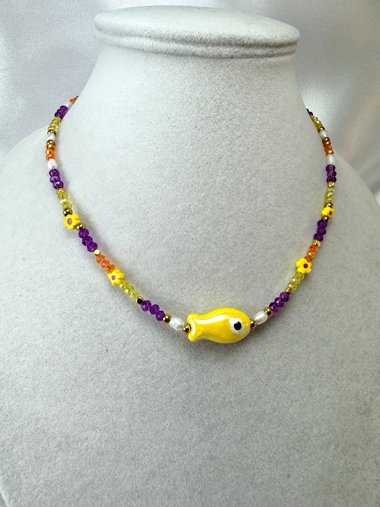 Collana con cristalli colorati e pesce giallo
