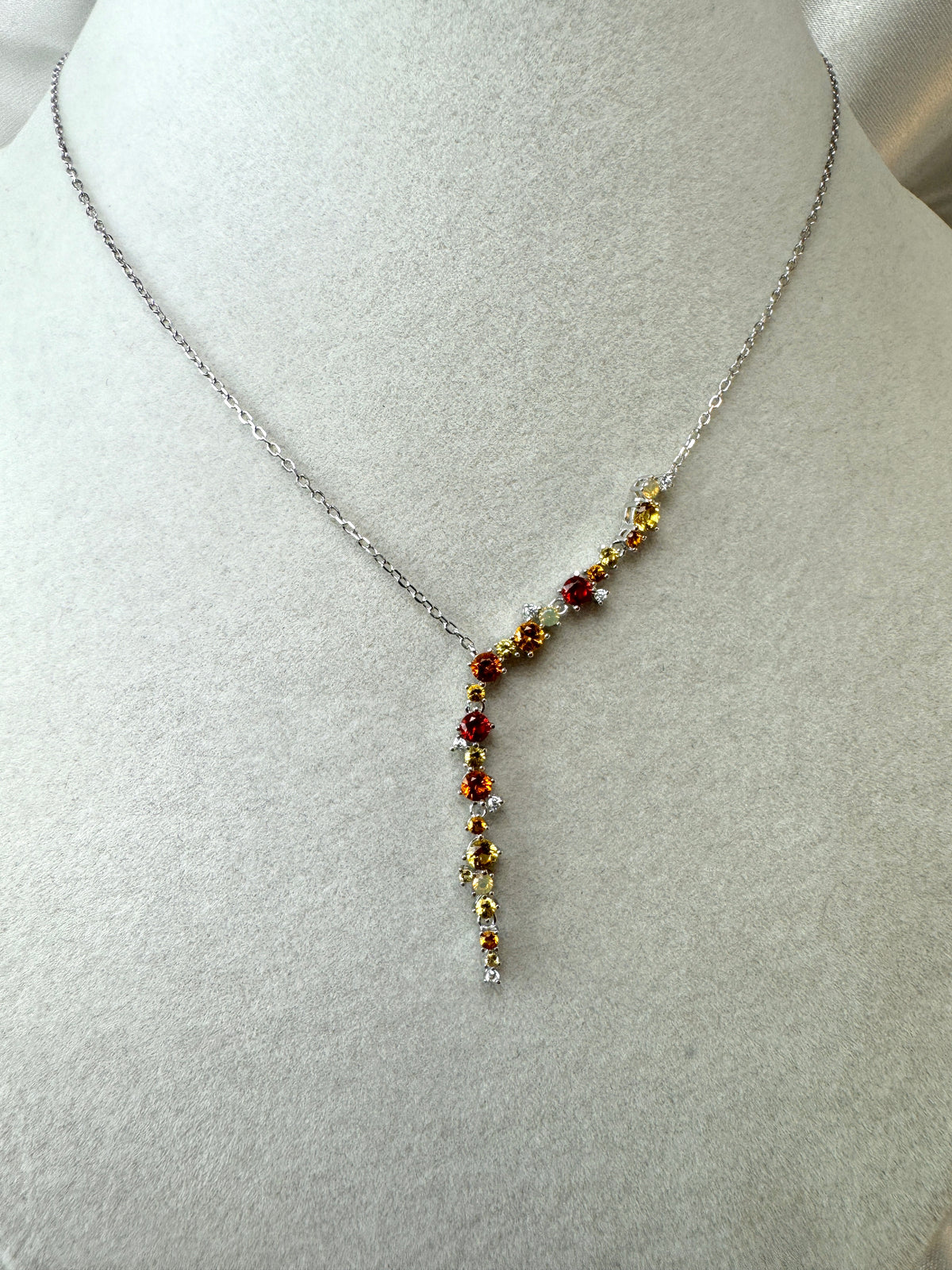 Collana con pendente di zirconi colorati
