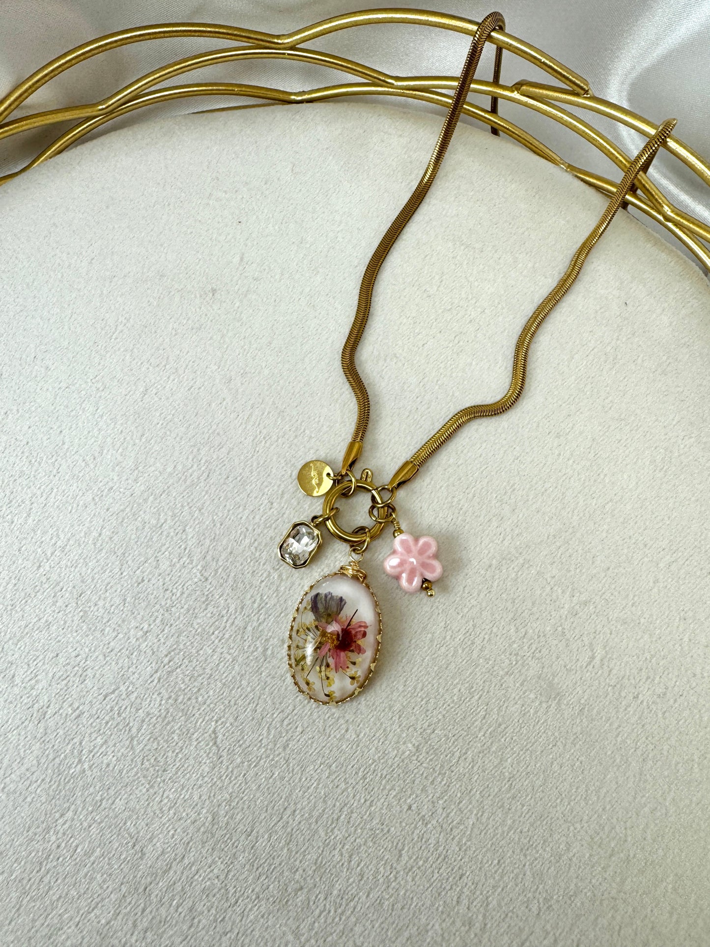 Collana piattina e ciondolo cabochon con fiori secchi