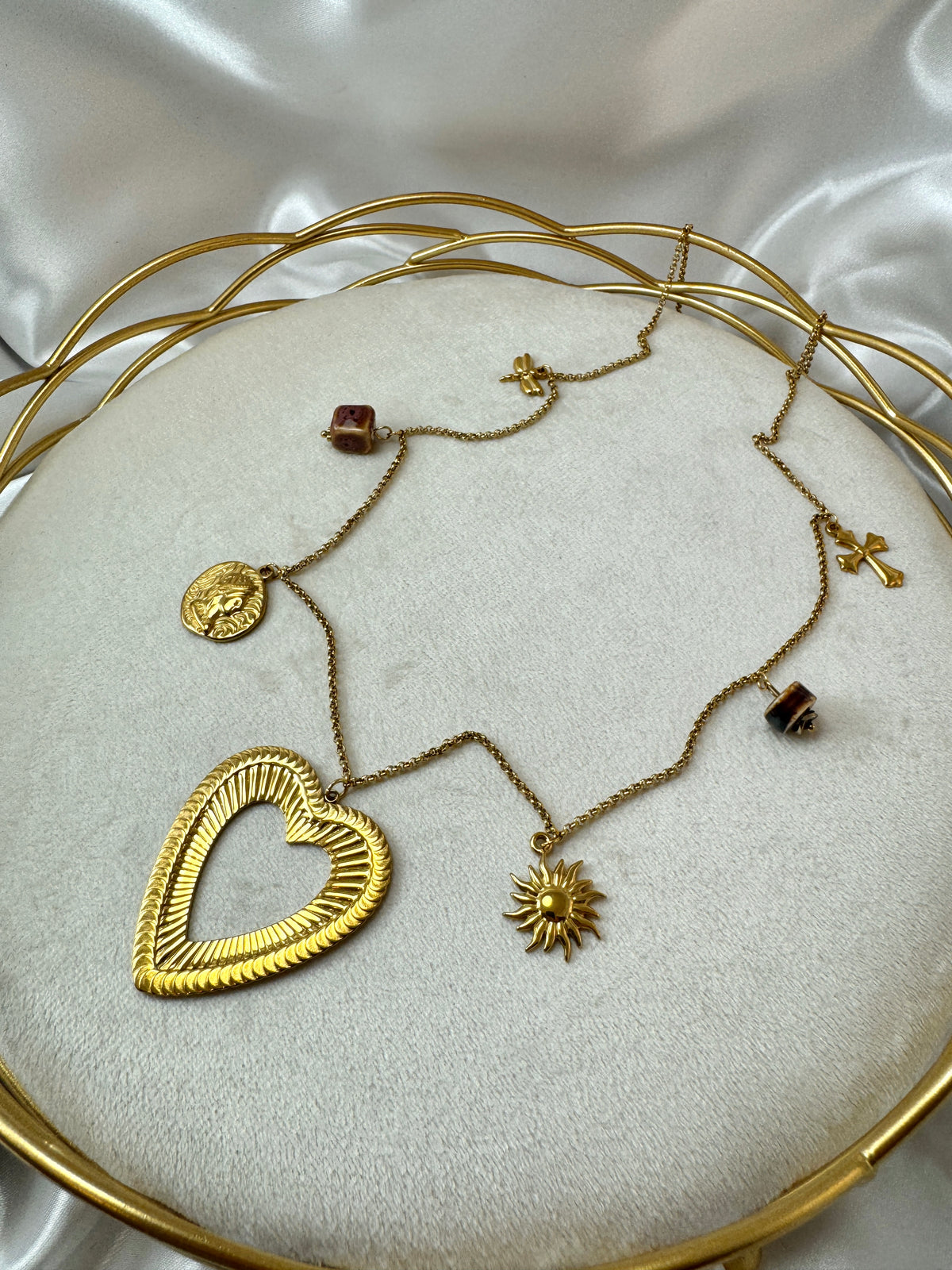 Collana lunga con cuore centrale e ciondoli