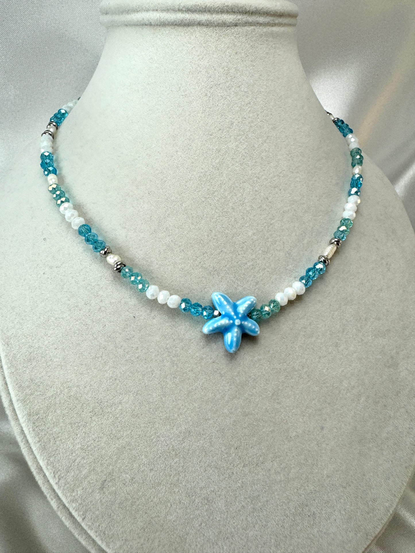 Collana con cristallini azzurri e stella marina